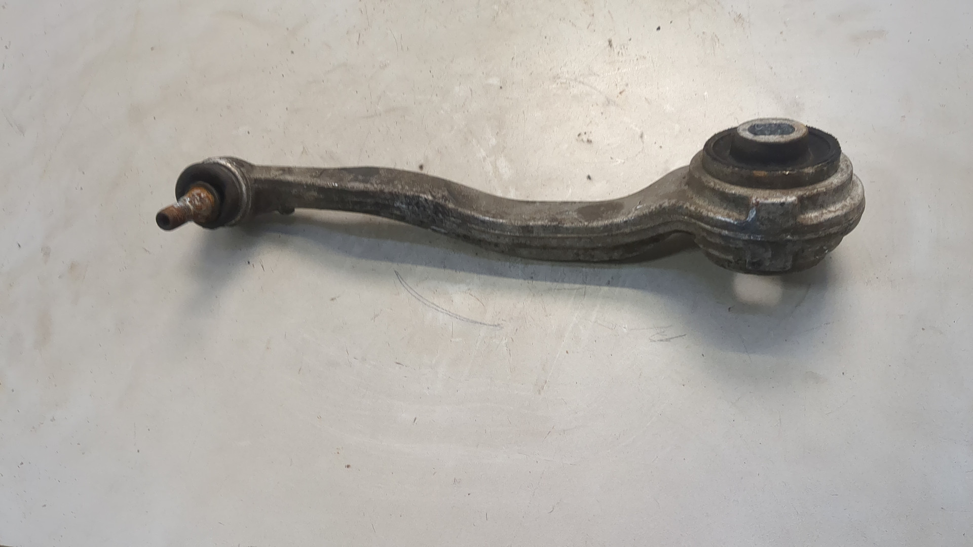 Рычаг передний правый