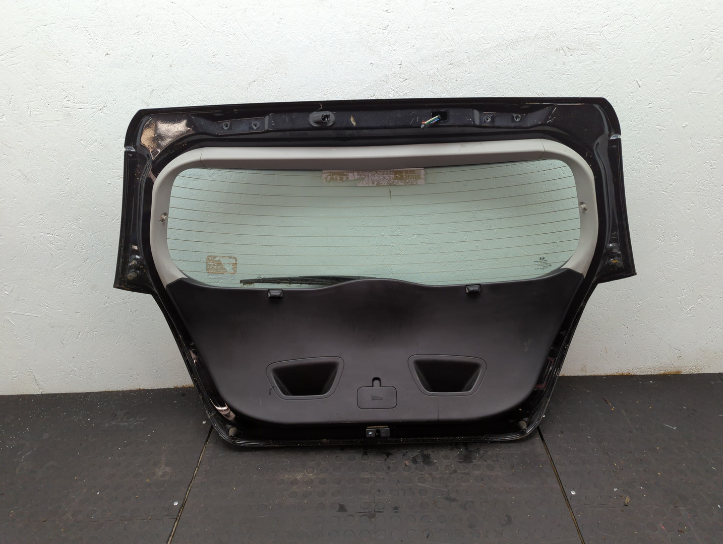 Дверь багажника