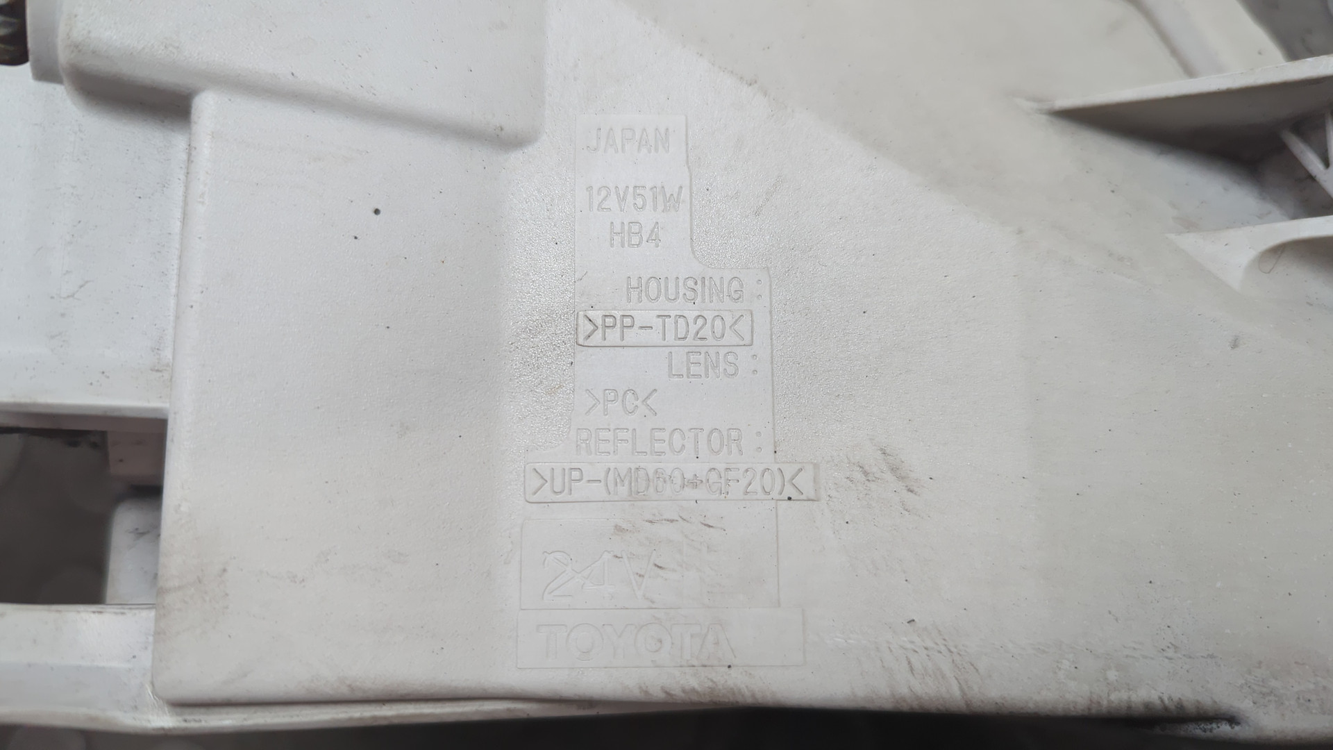 Фара противотуманная левая