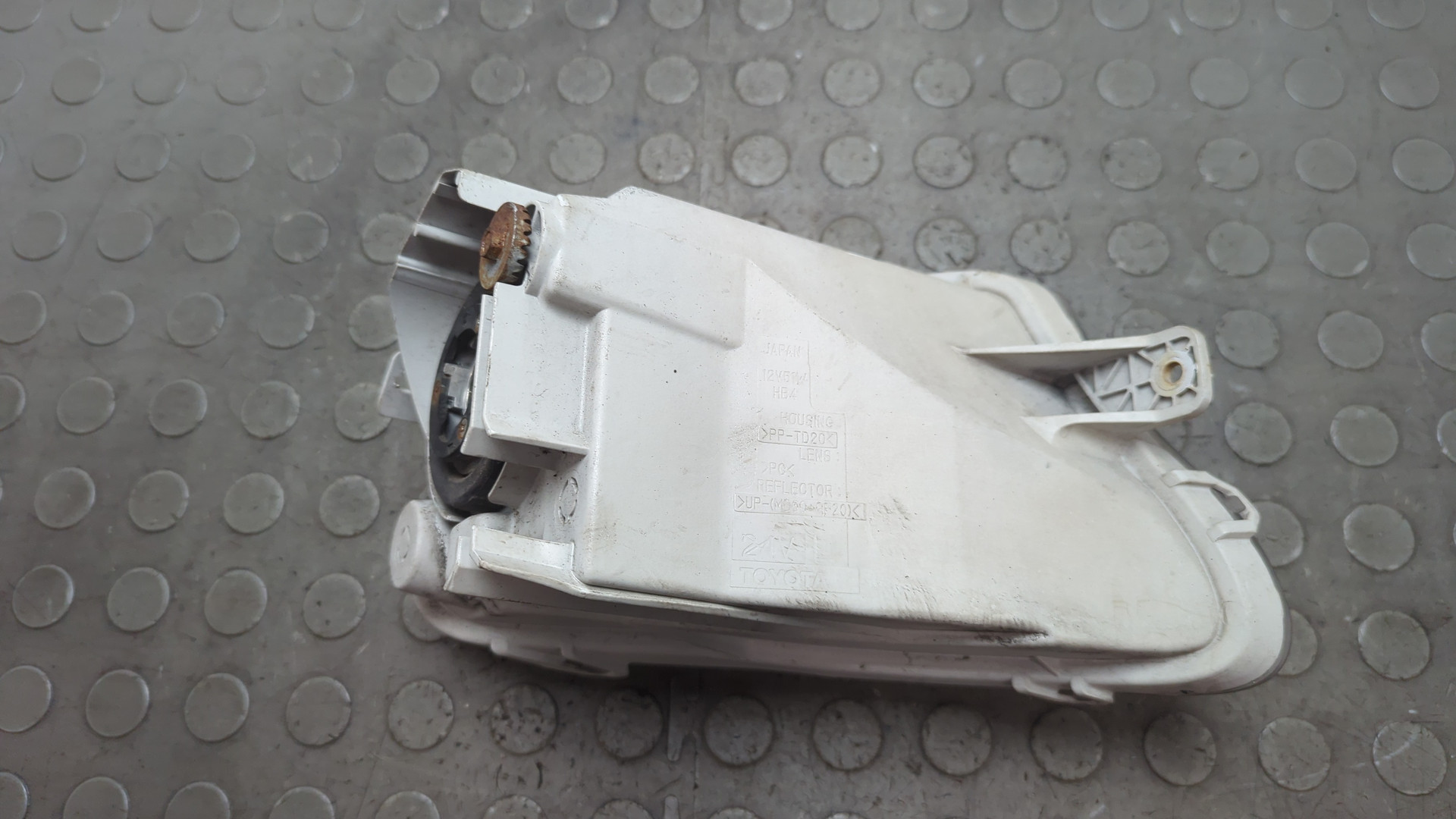 Фара противотуманная левая