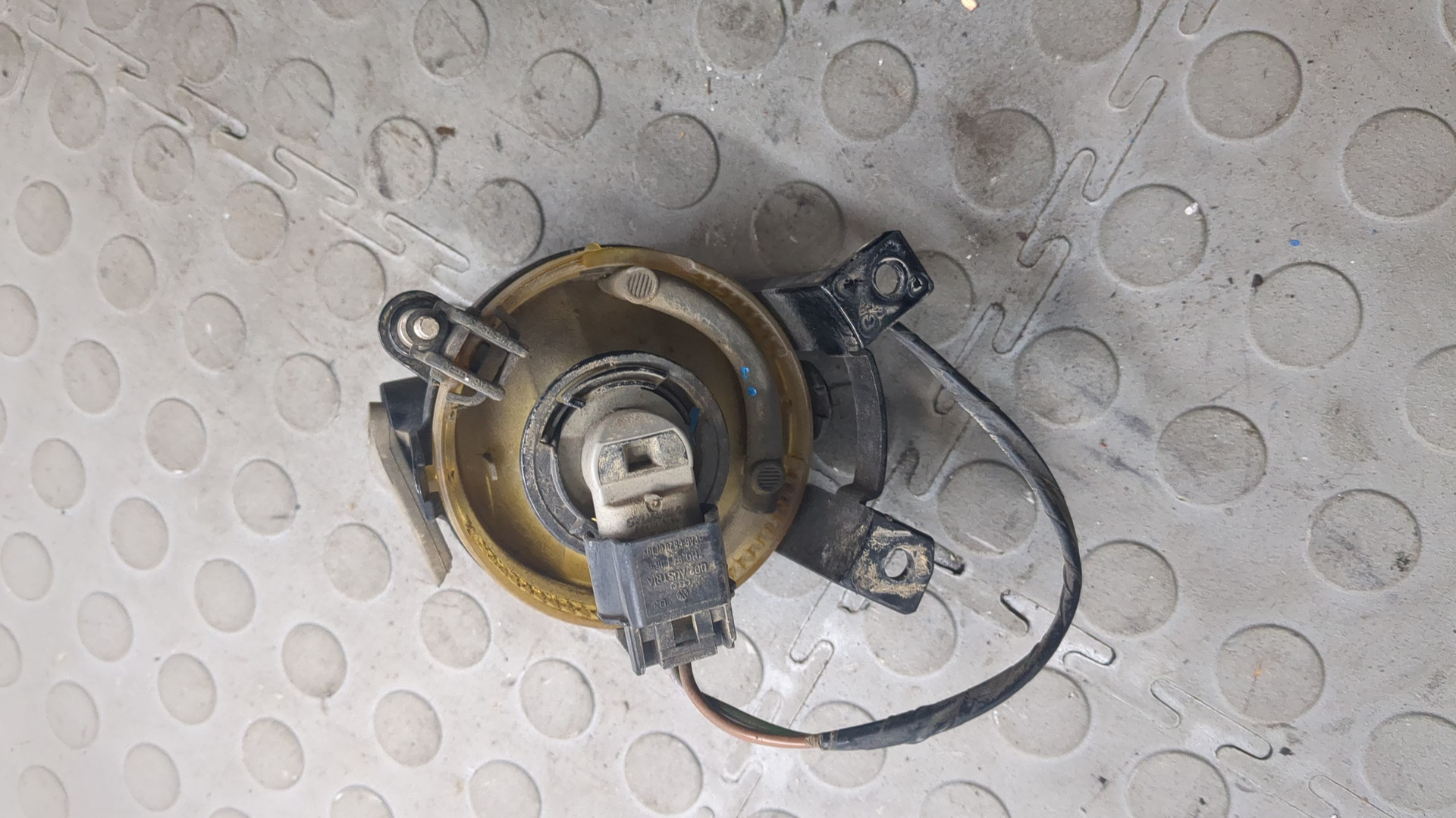 Фара противотуманная левая