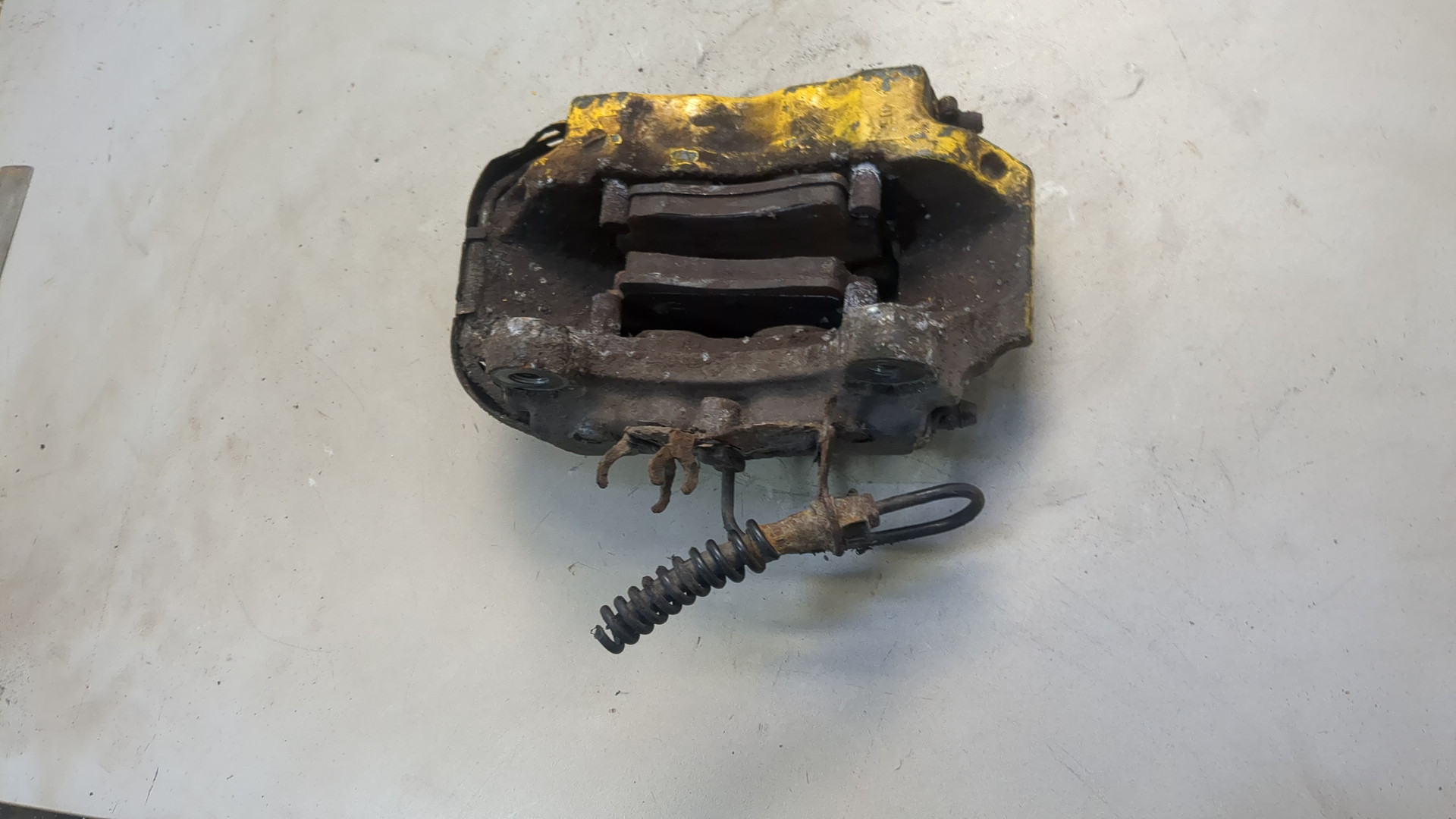 Суппорт задний левый