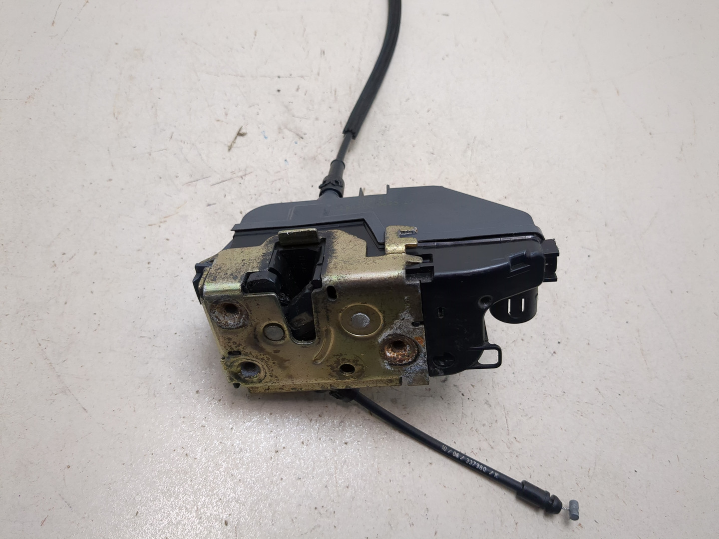 Замок двери передней правой