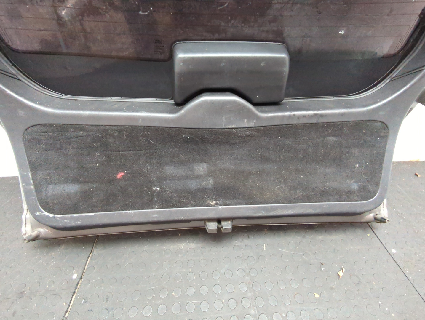 Дверь багажника