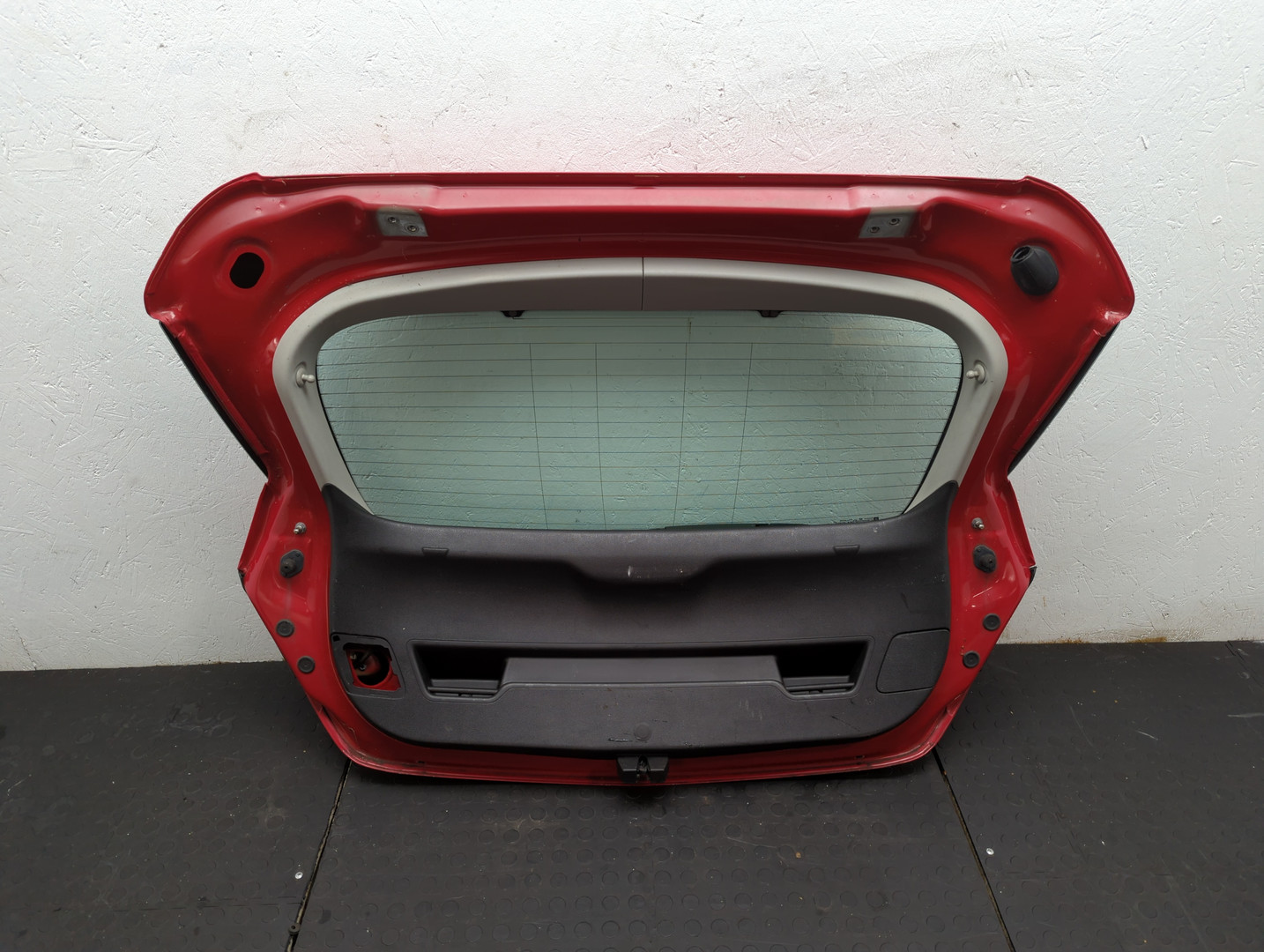 Дверь багажника