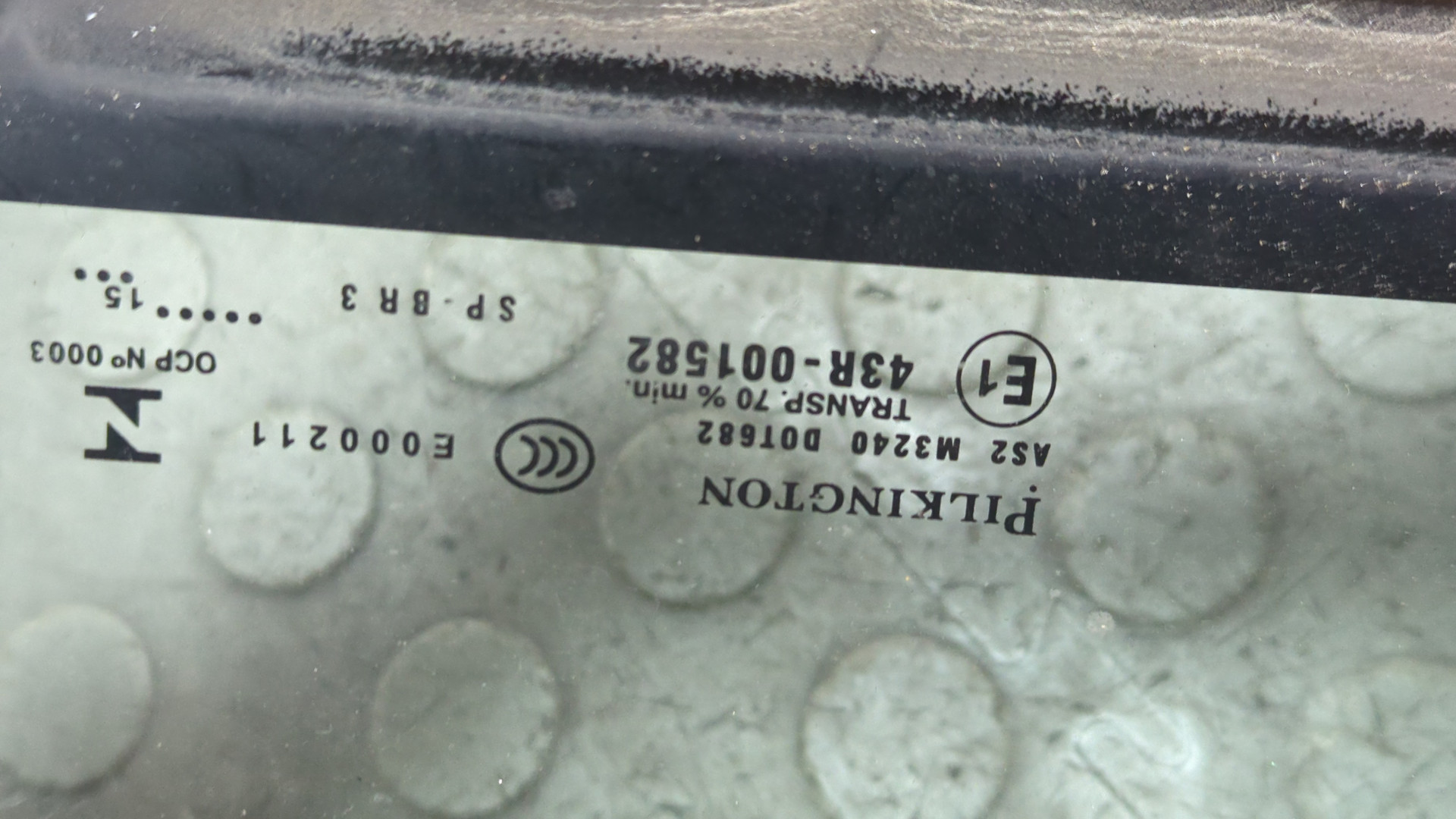 Стекло двери передней левой (форточка)