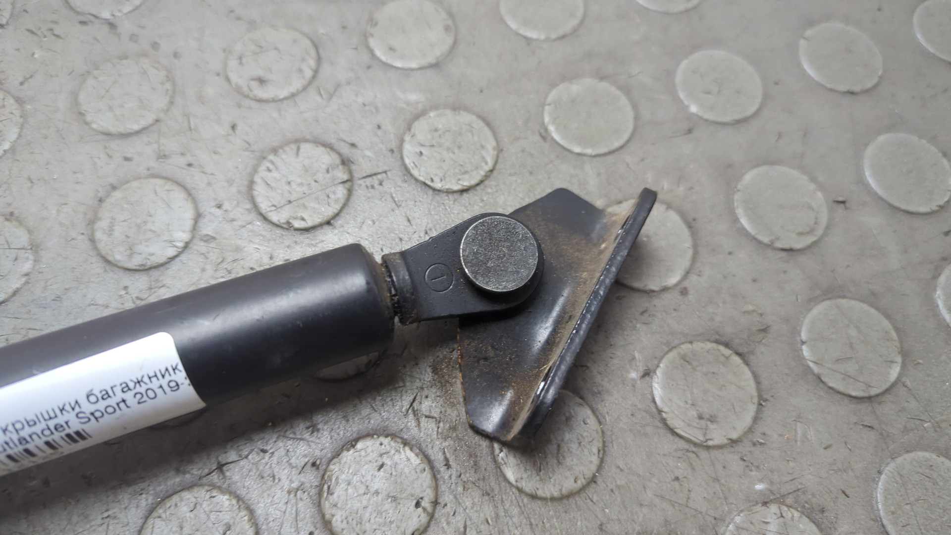 Амортизатор крышки багажника