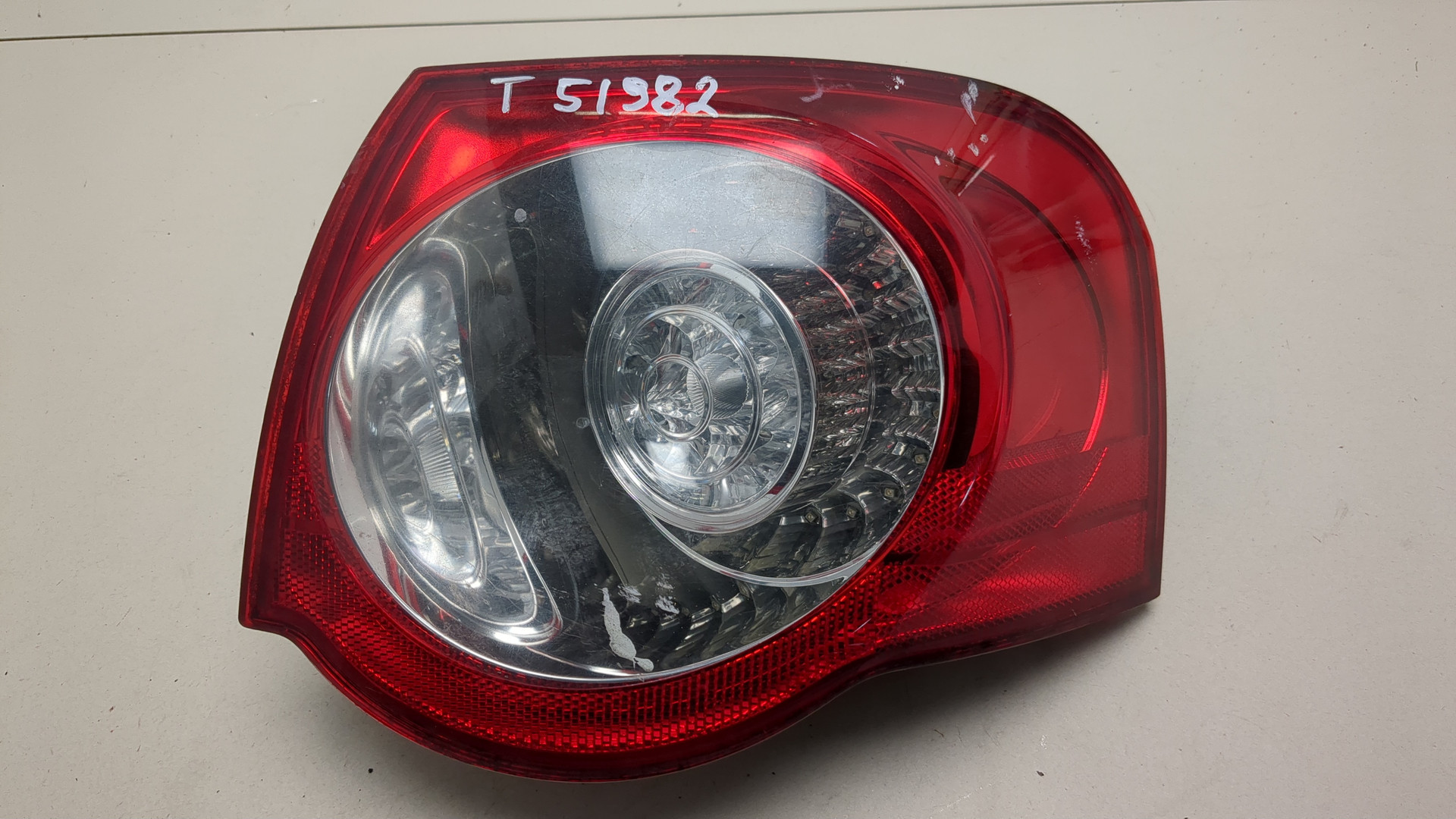 Фонарь задний правый