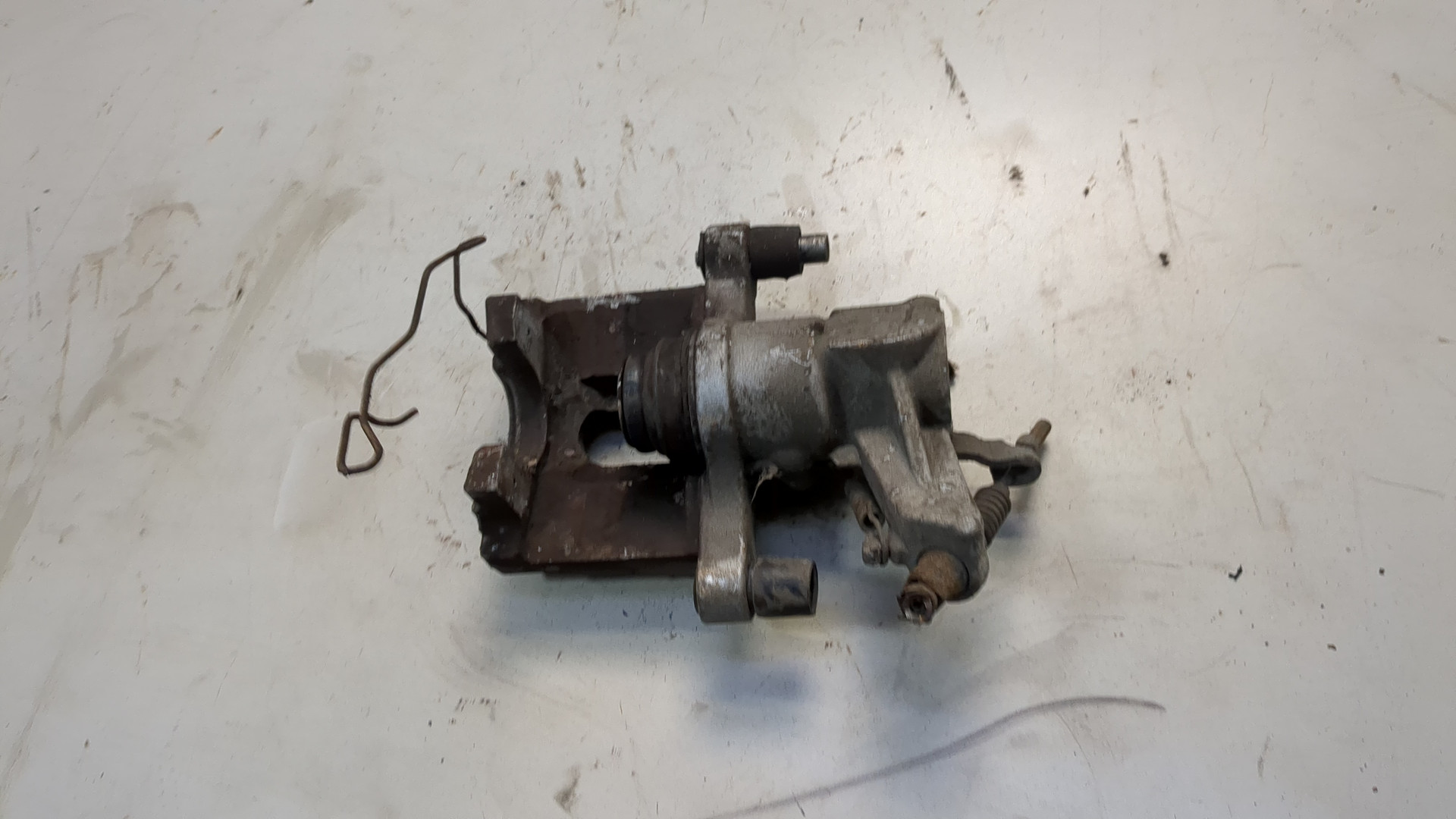 Суппорт задний левый