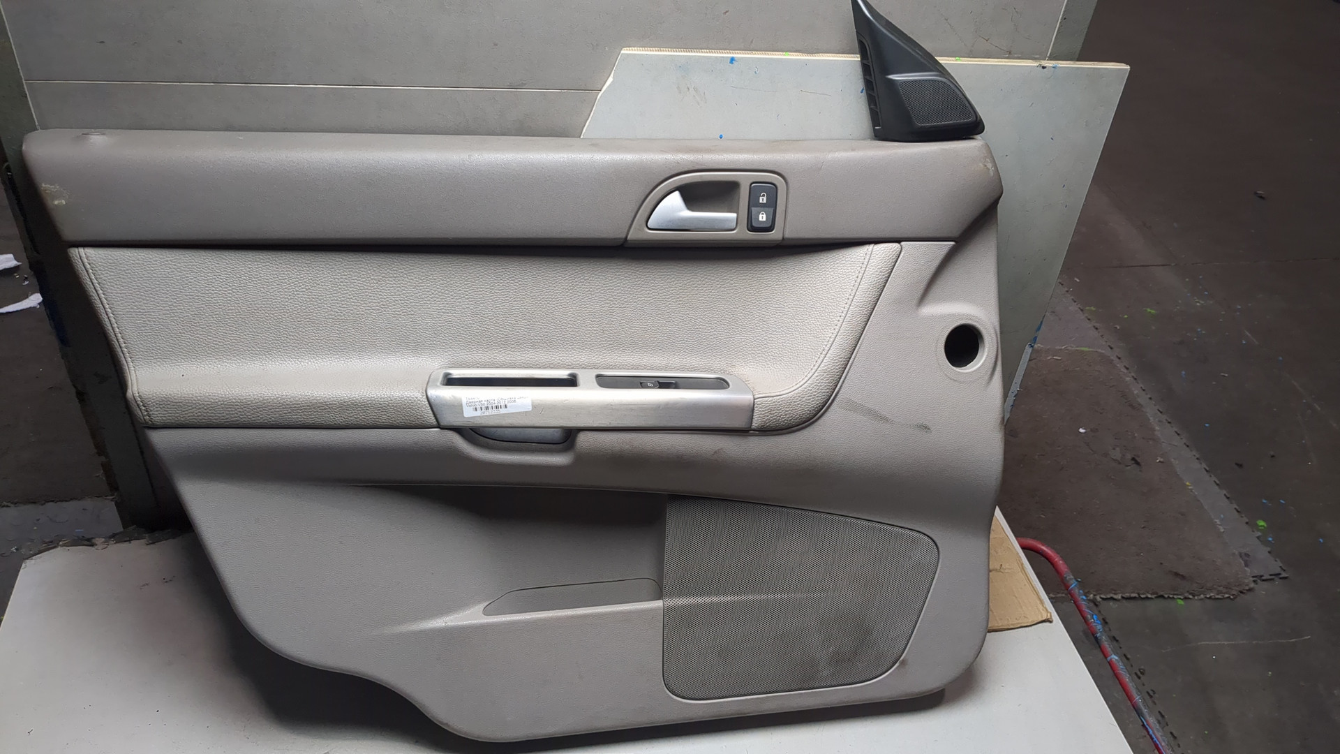 Обшивка двери передней левой