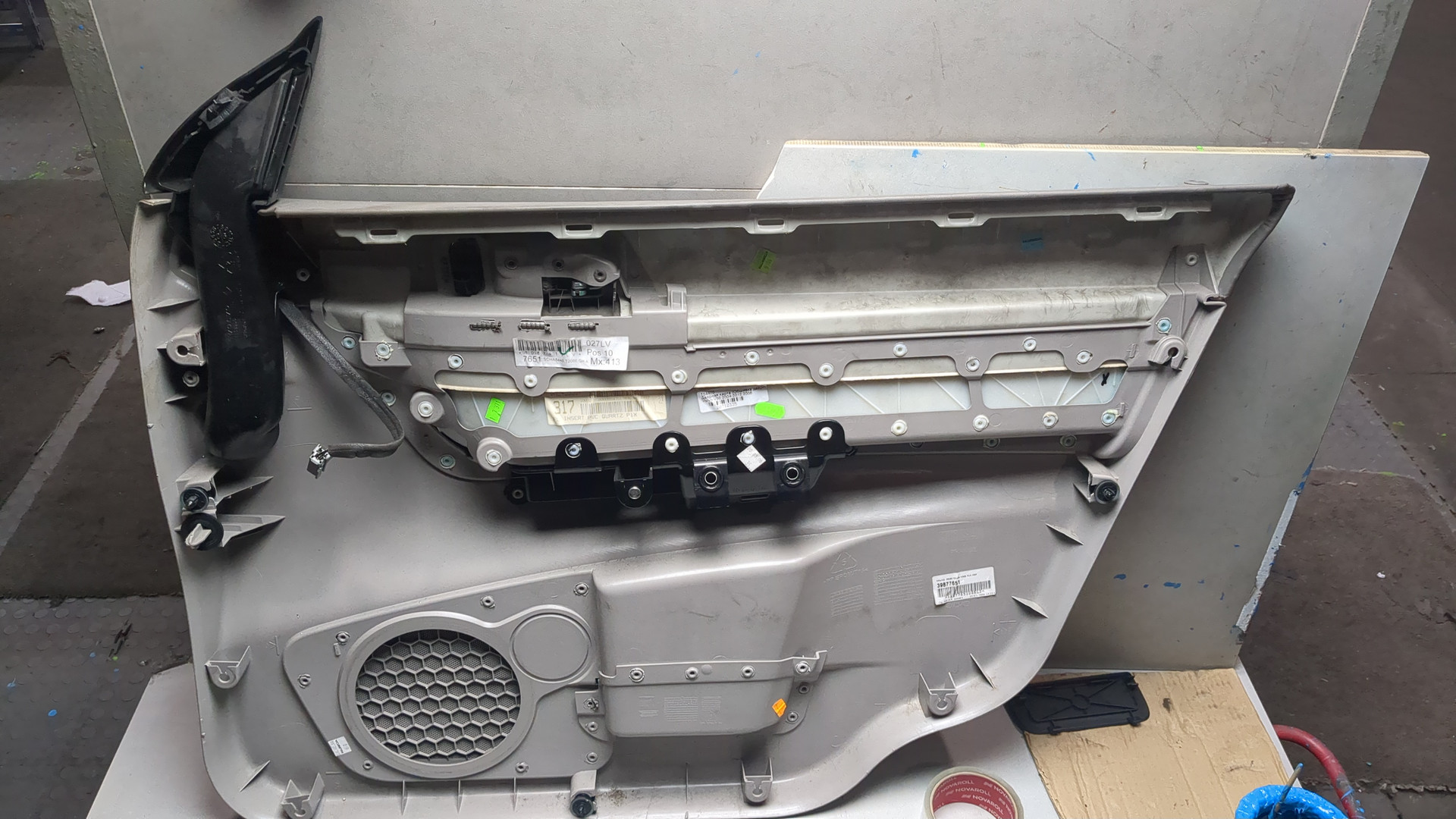 Обшивка двери передней левой