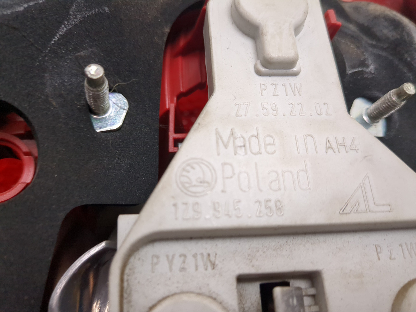 Фонарь задний правый