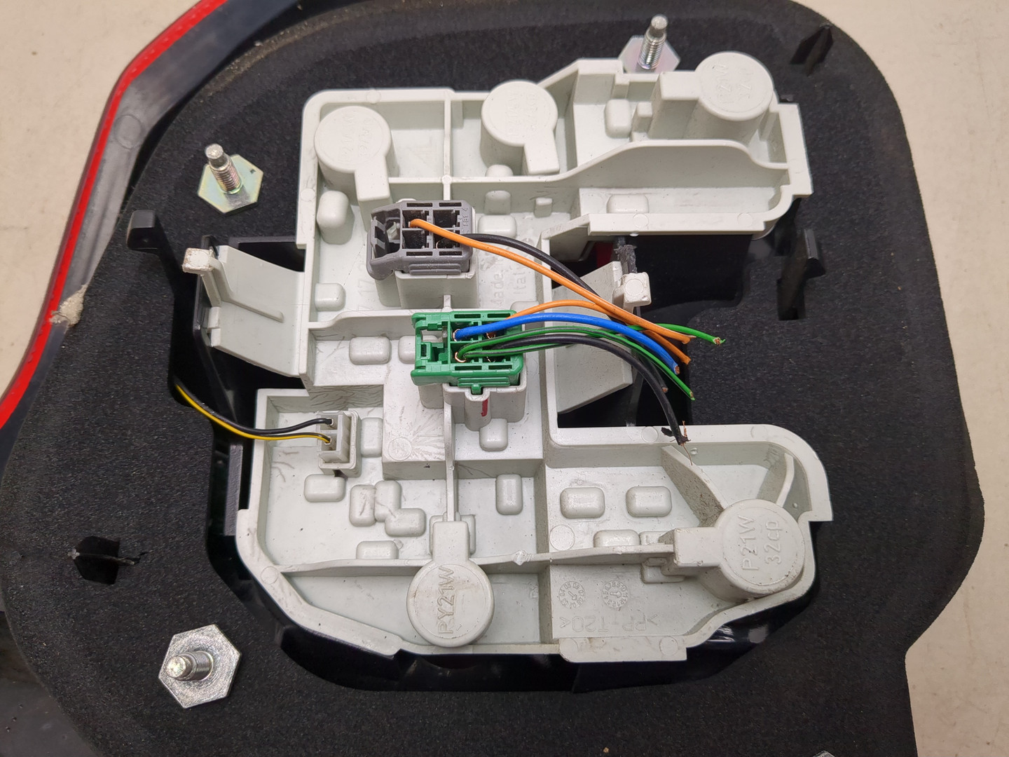 Фонарь задний левый