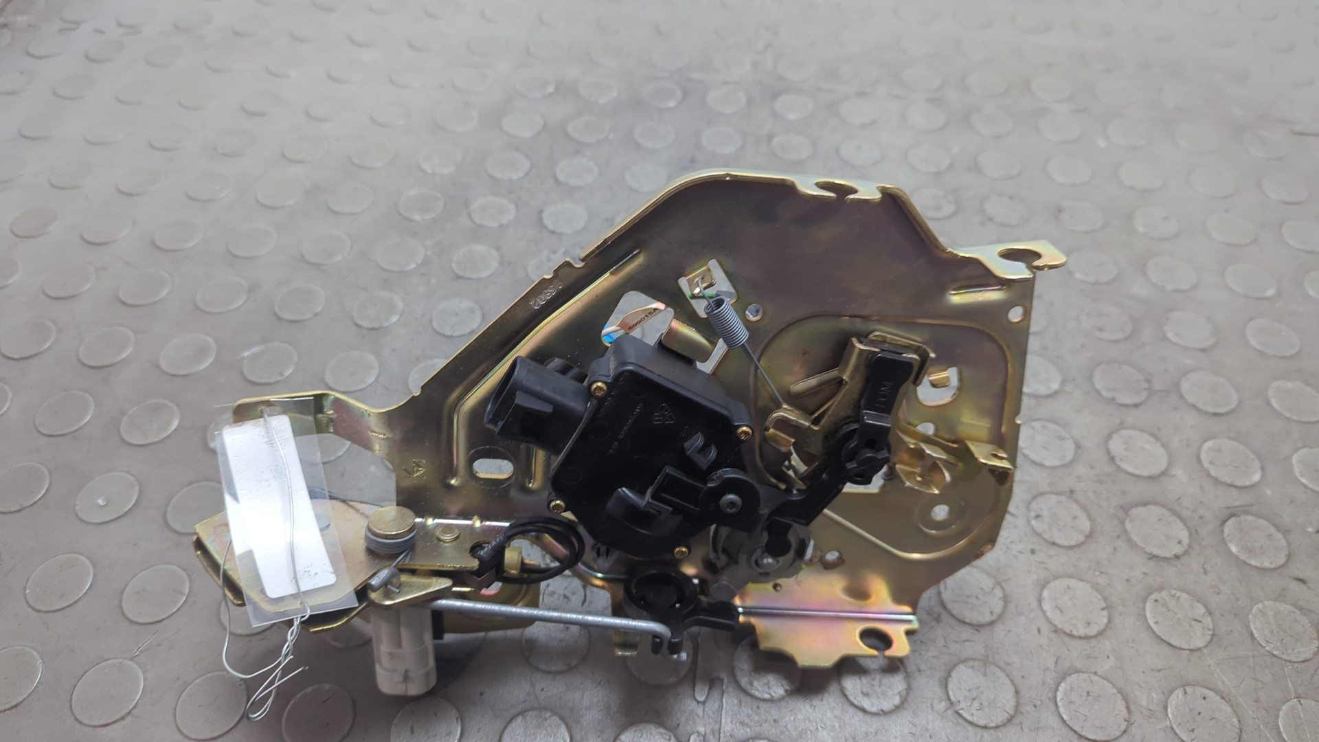 Замок бокового стекла