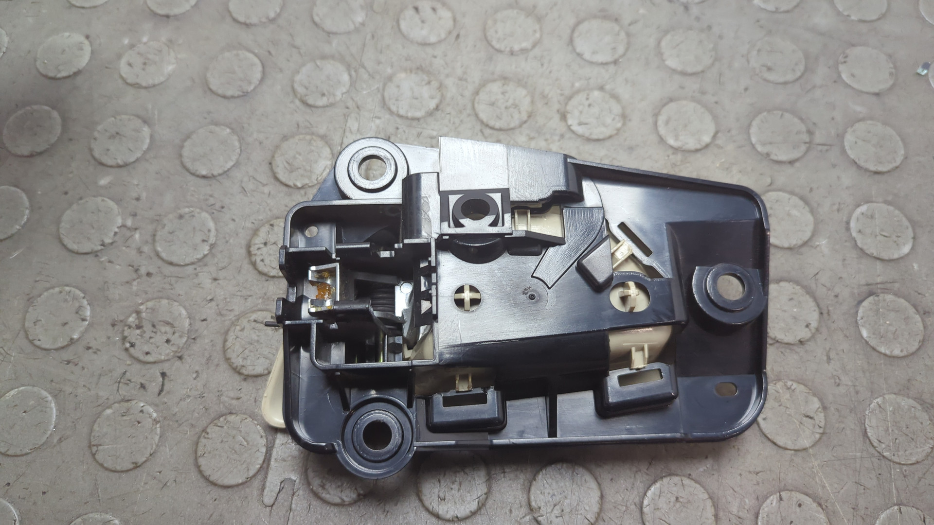 Ручка двери передней внутренняя левая