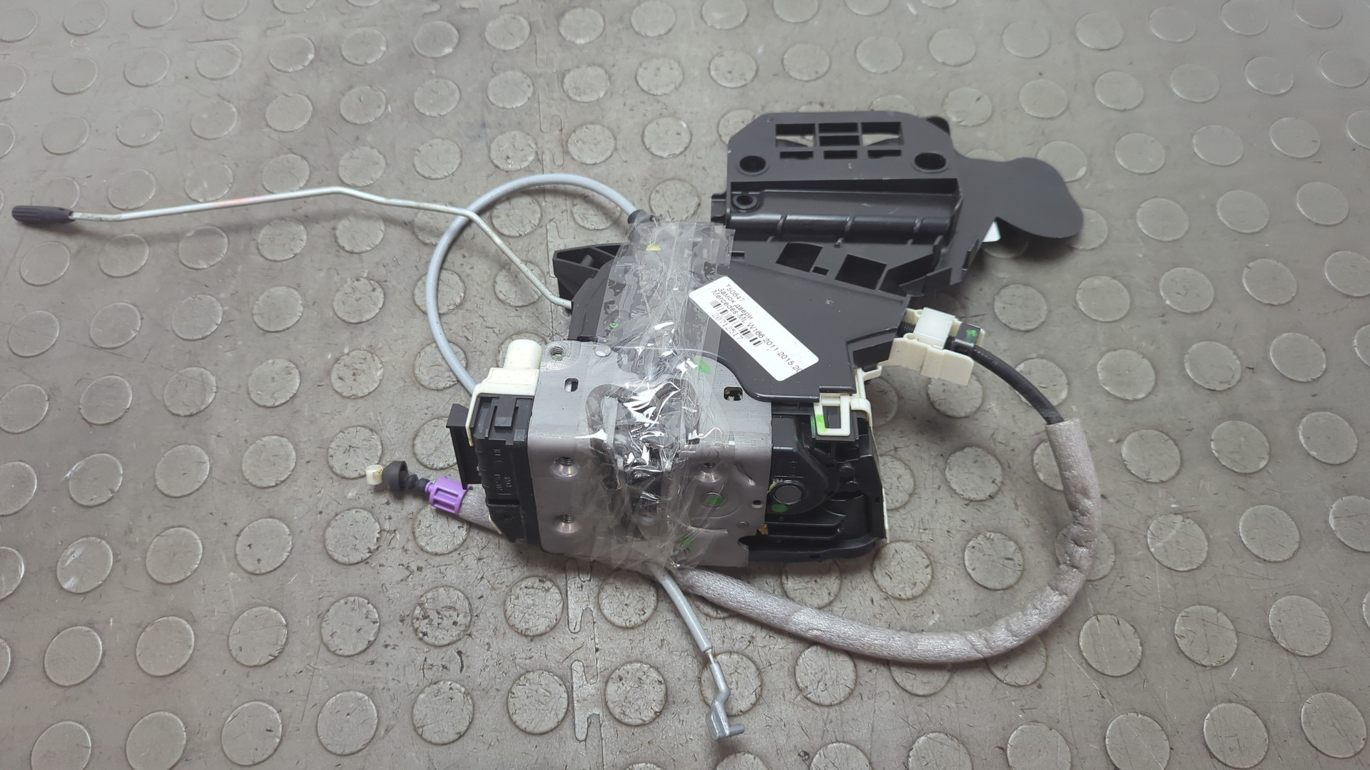 Замок двери передней левой