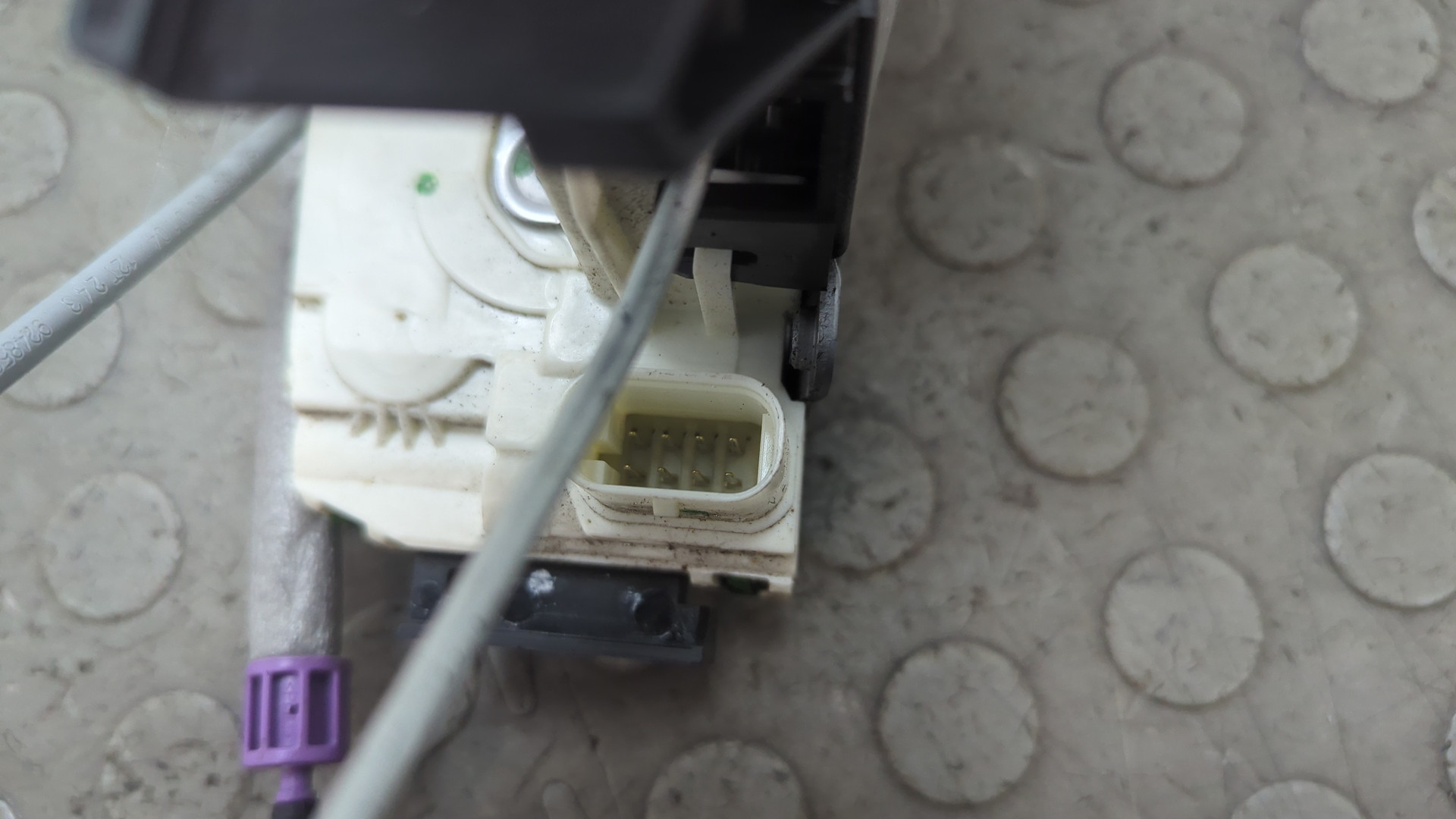 Замок двери передней левой