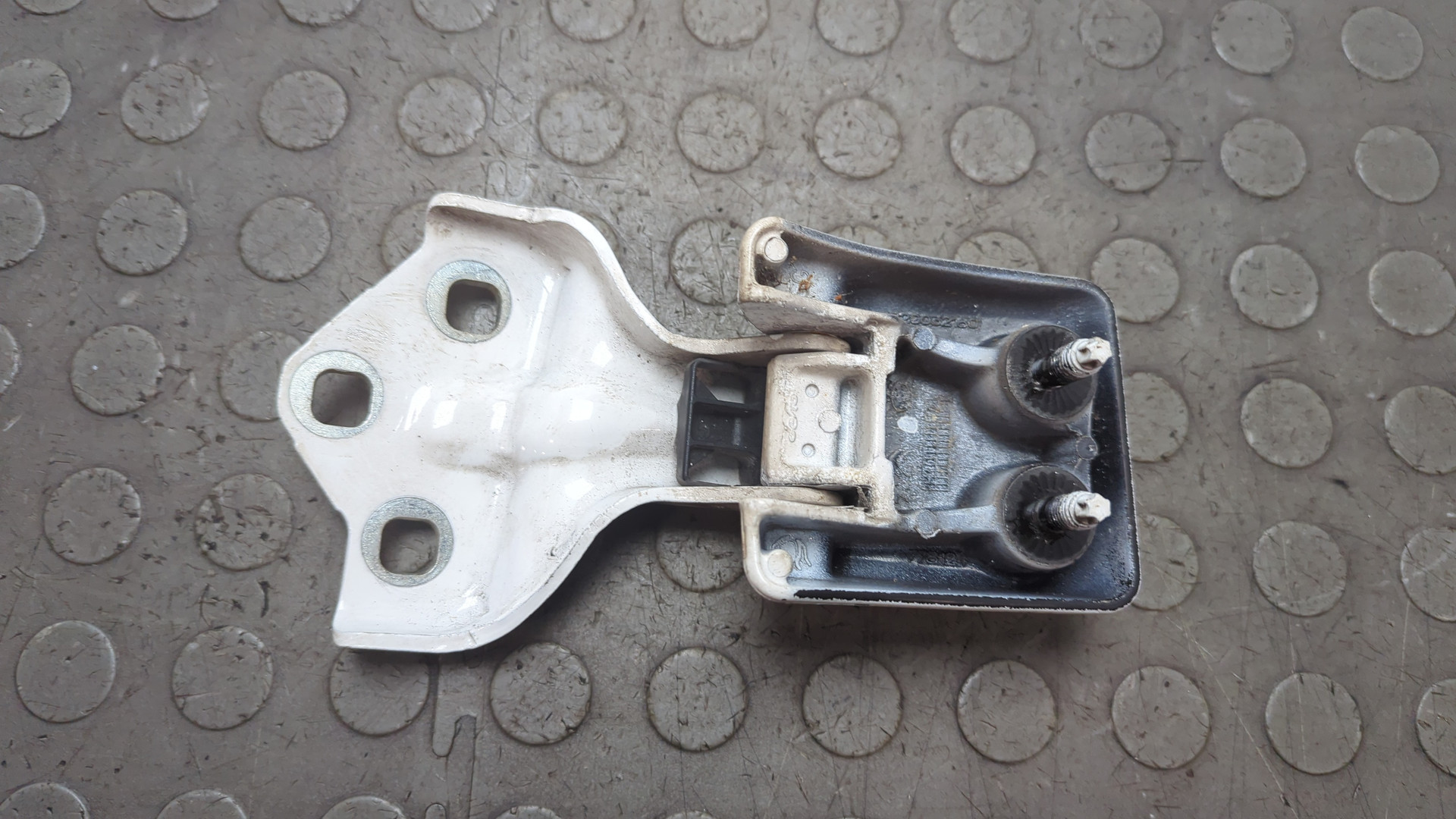 Петля двери