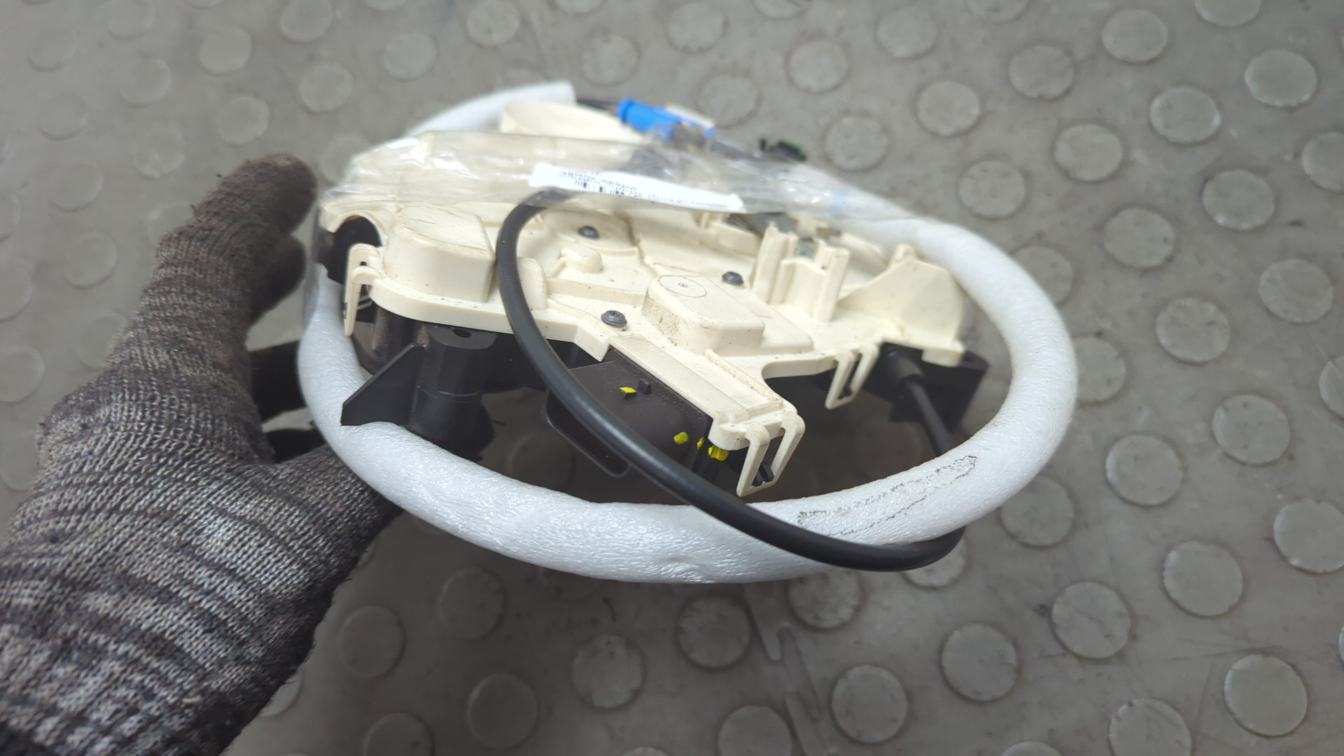 Замок двери задней левой