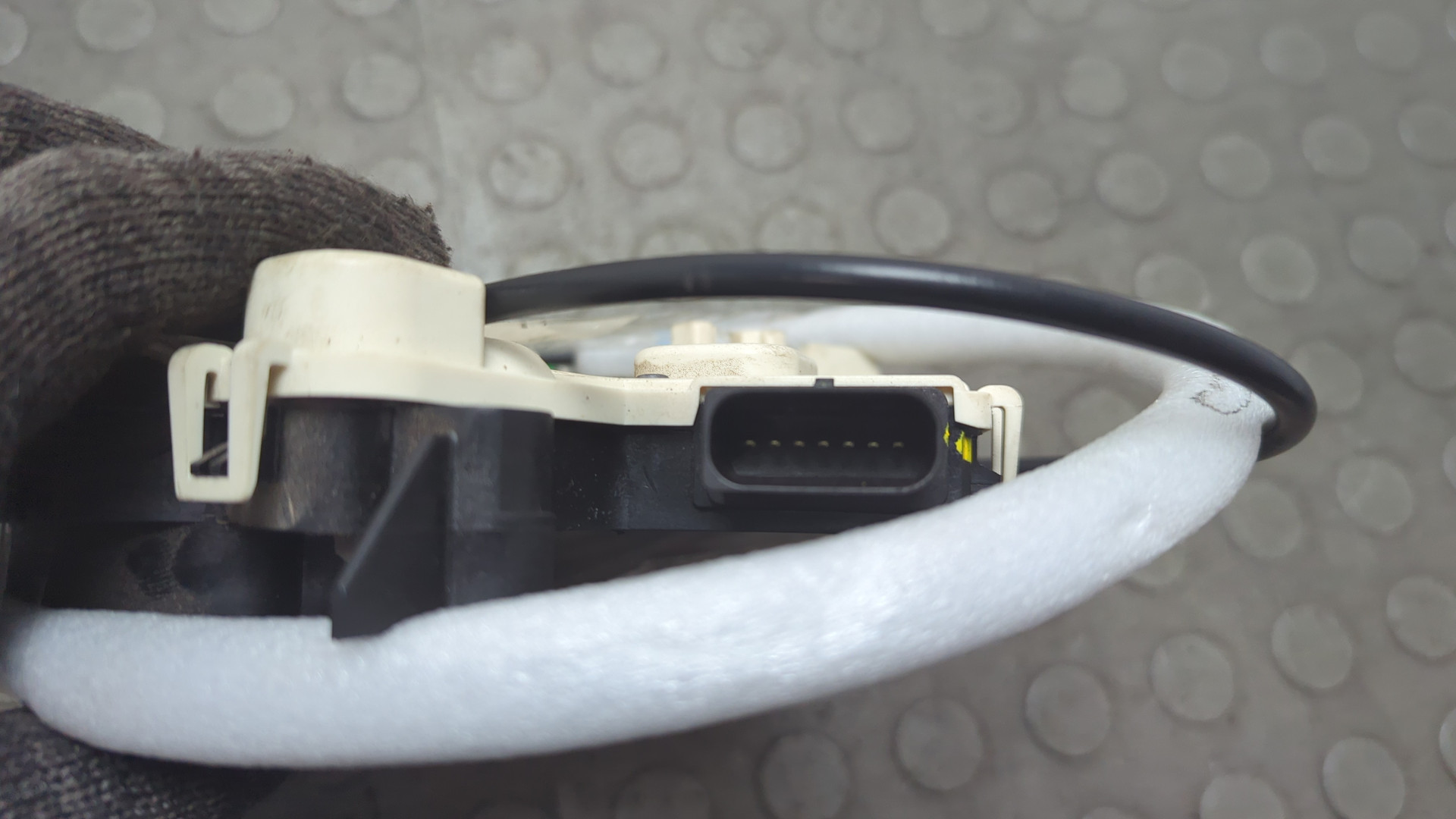 Замок двери задней левой