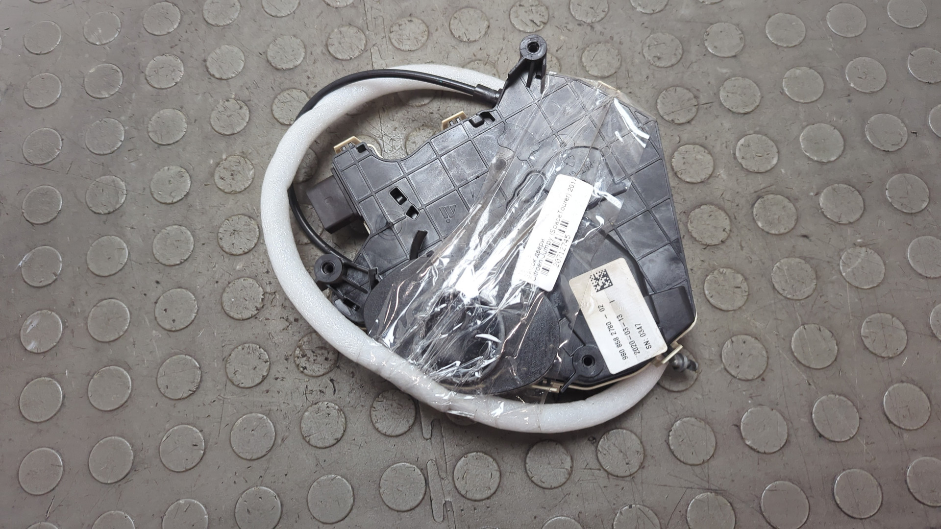 Замок двери задней левой