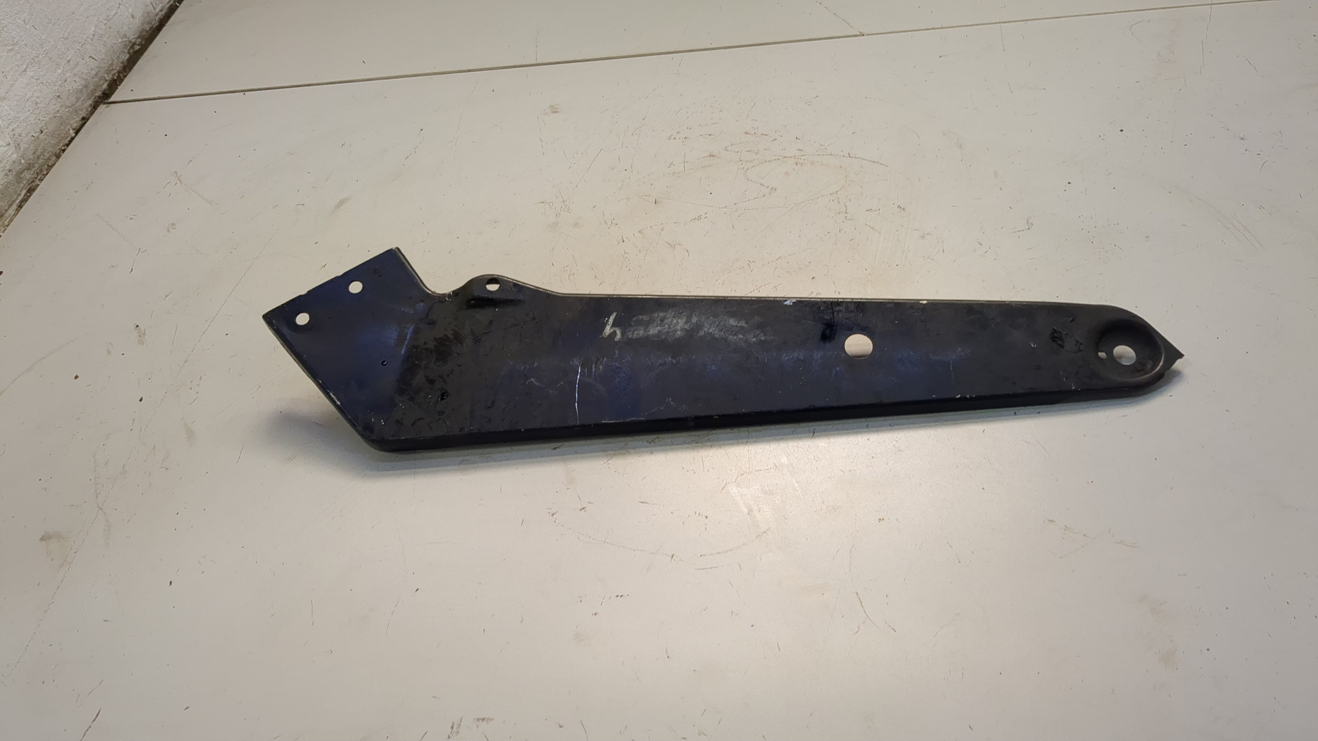 Кронштейн фар левый