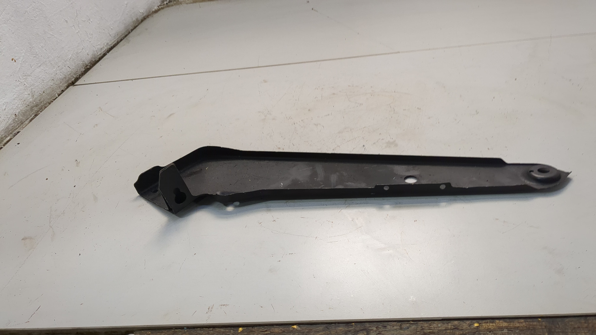 Кронштейн фар левый