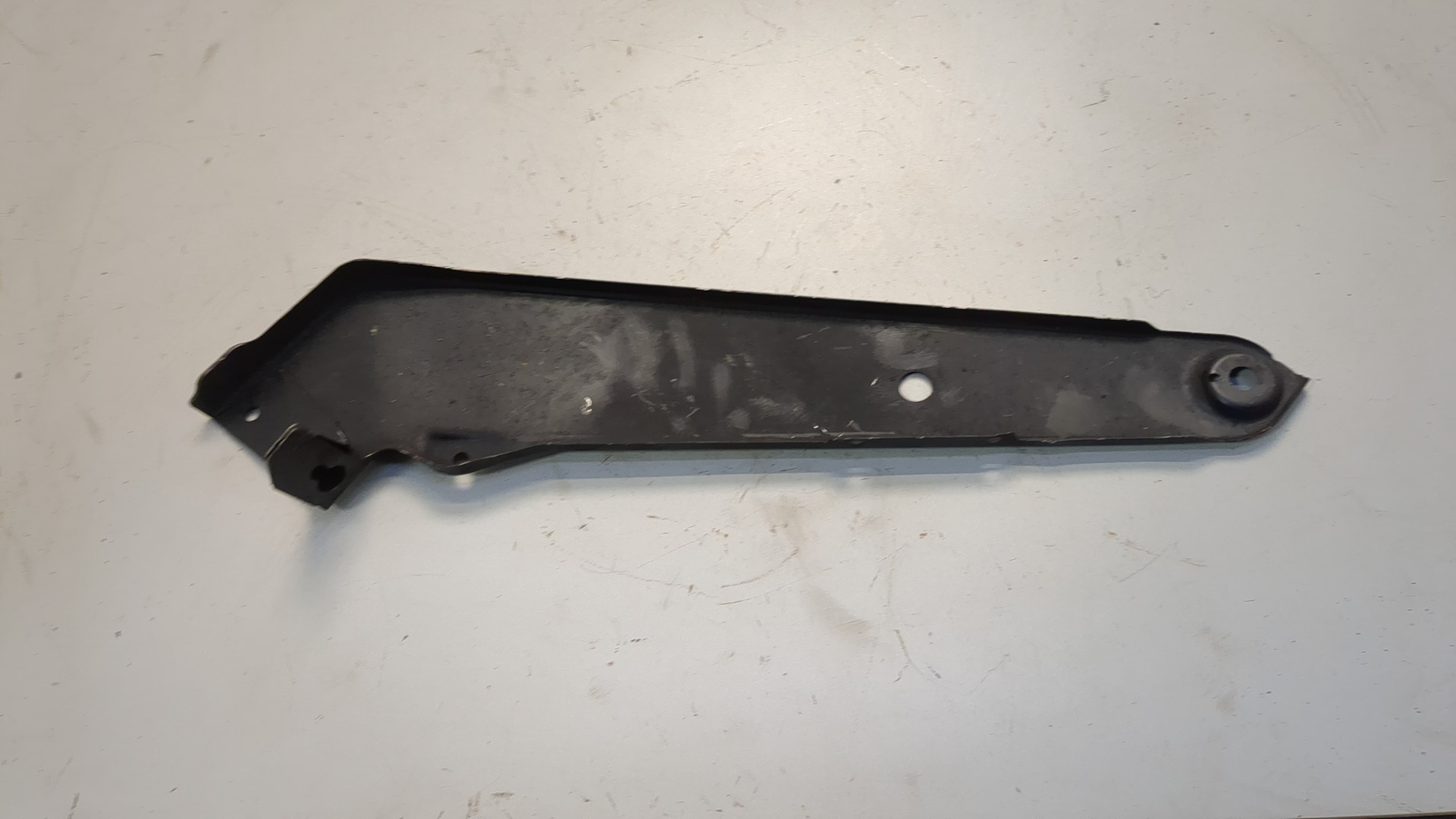 Кронштейн фар левый