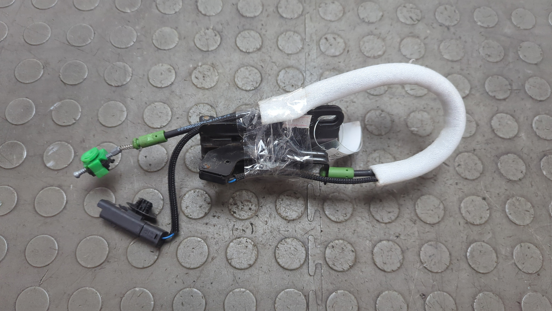 Замок двери задней левой