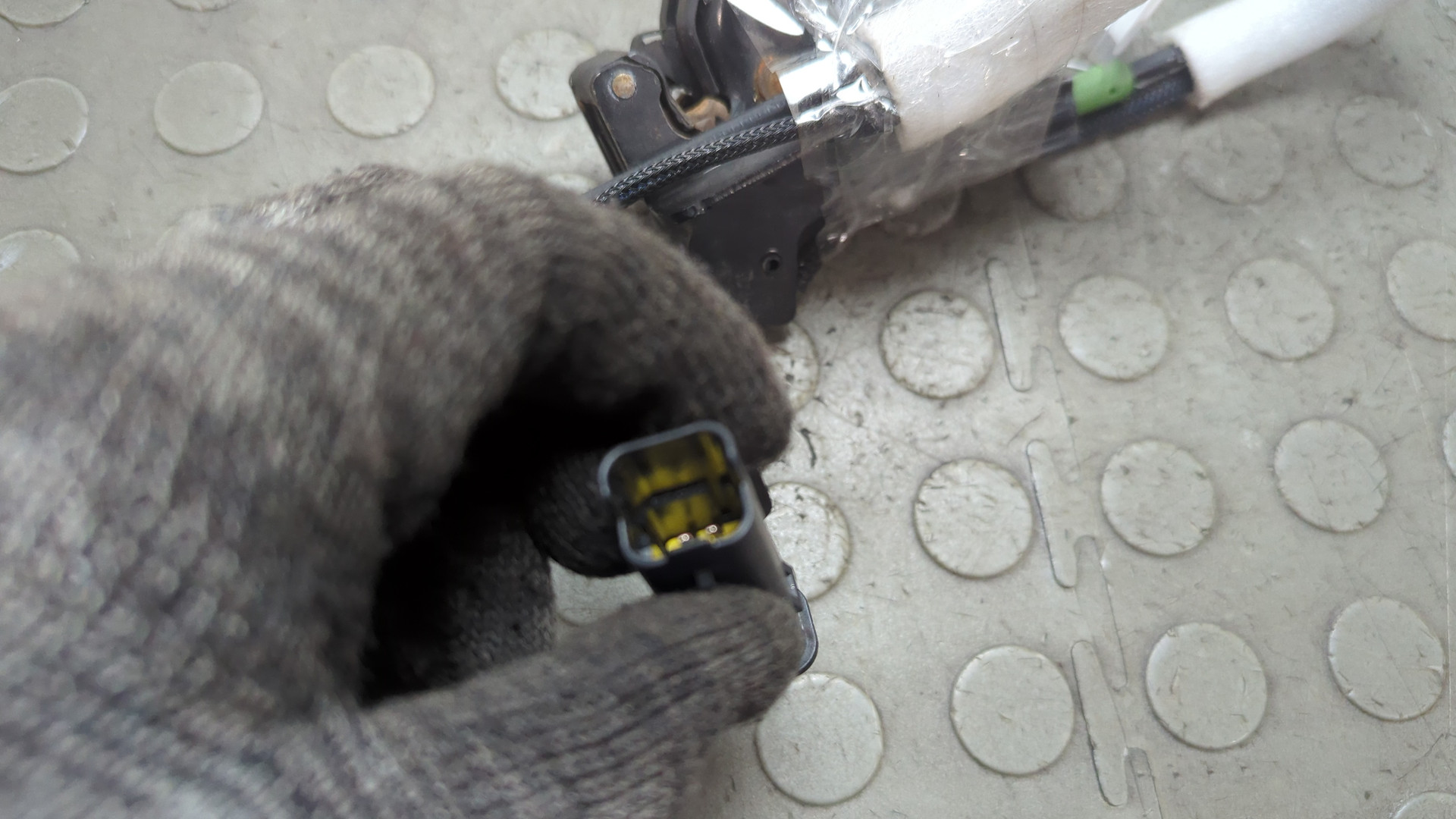 Замок двери задней левой