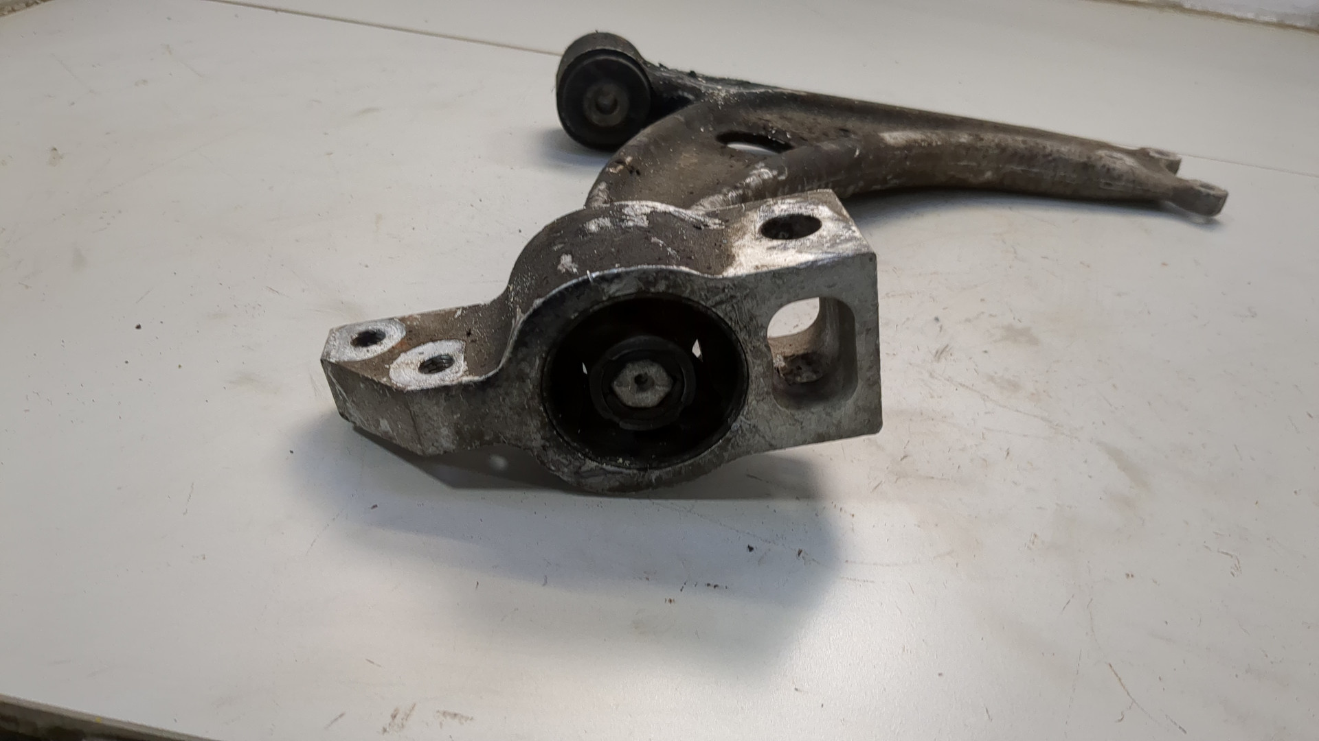 Рычаг передний