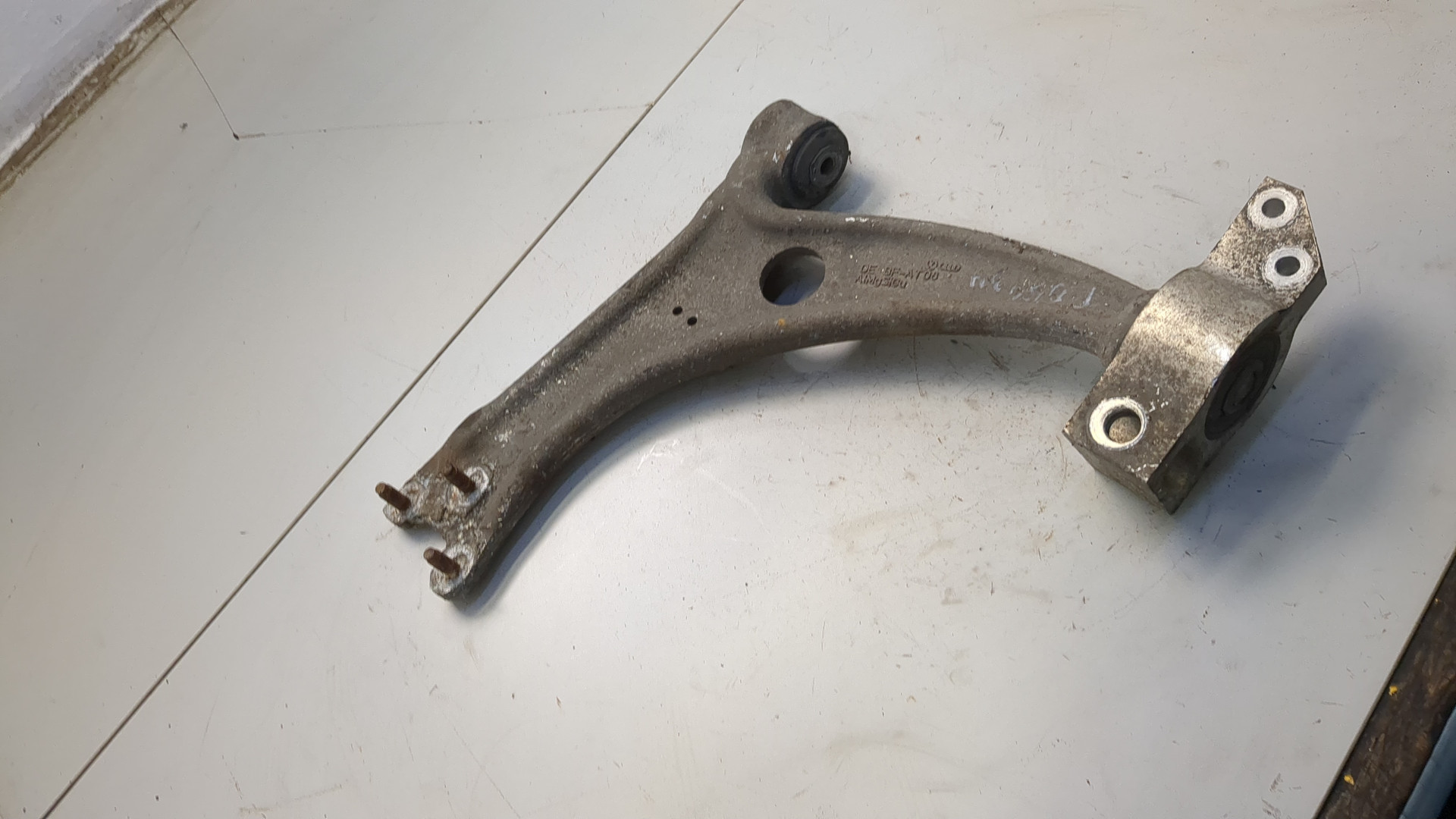 Рычаг передний левый