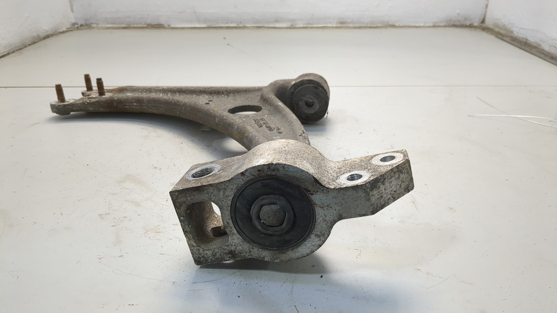 Рычаг передний левый