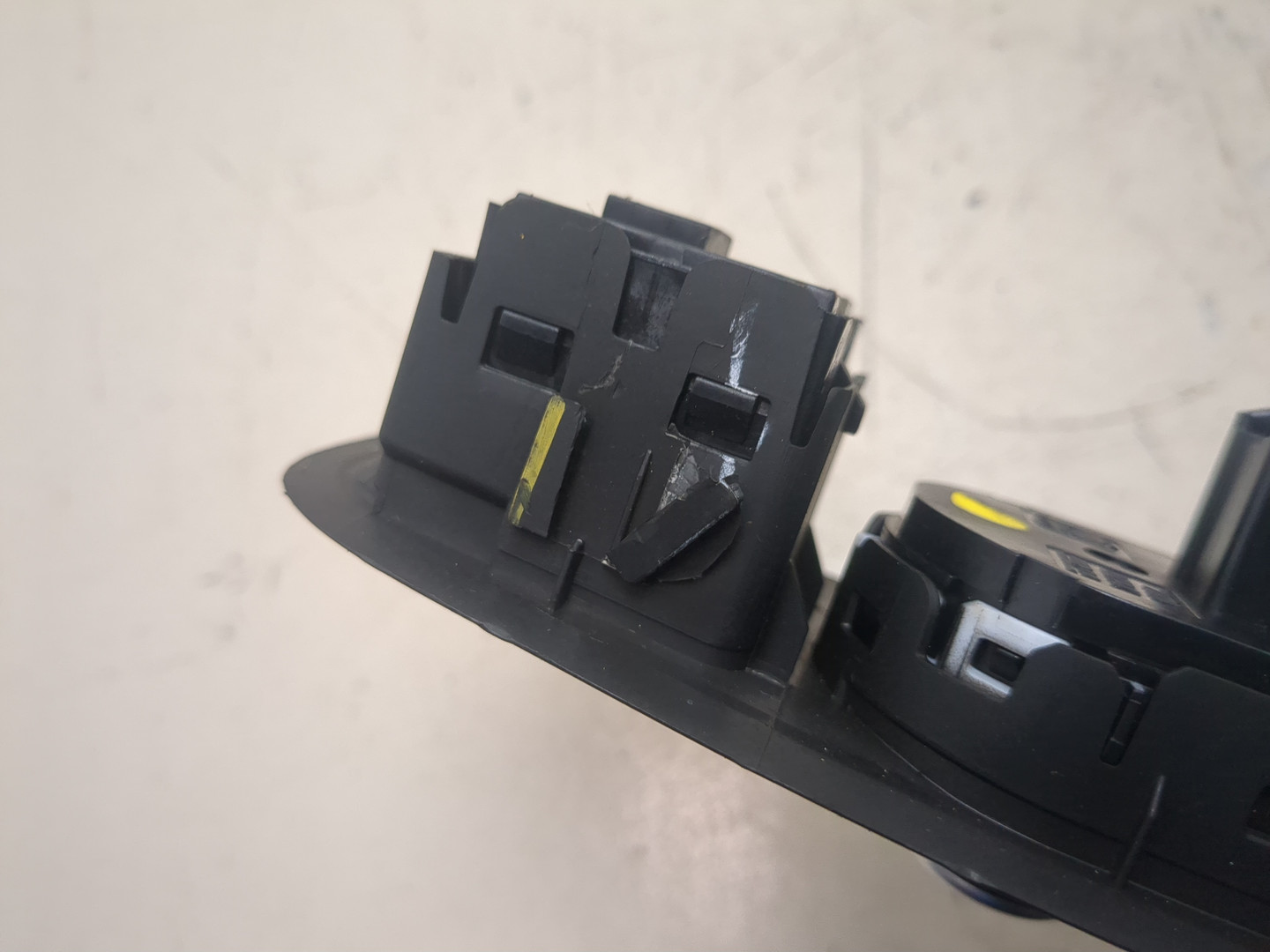 Кнопка стеклоподъемника