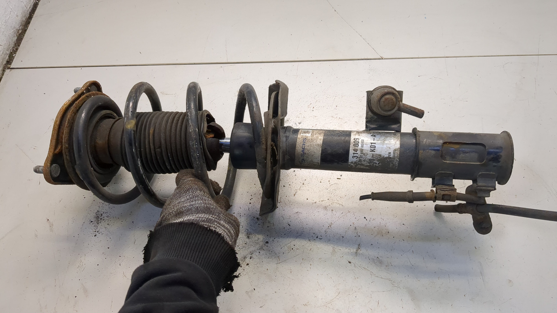 Амортизатор передний правый