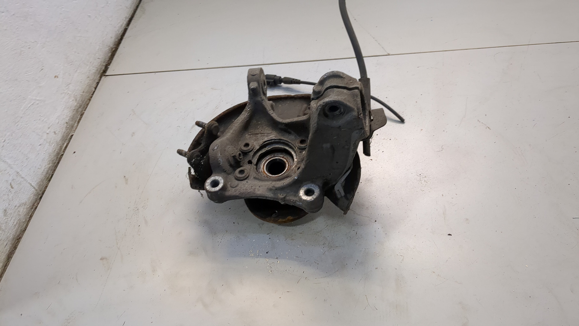 Кулак поворотный передний левый