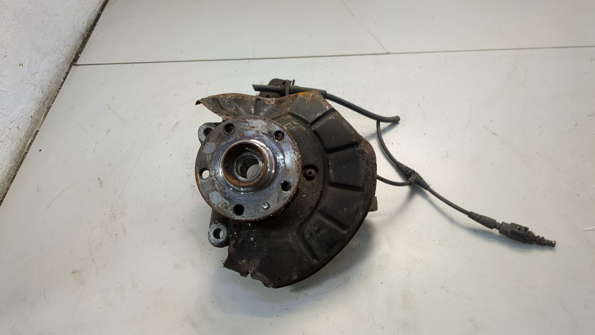 Кулак поворотный передний левый