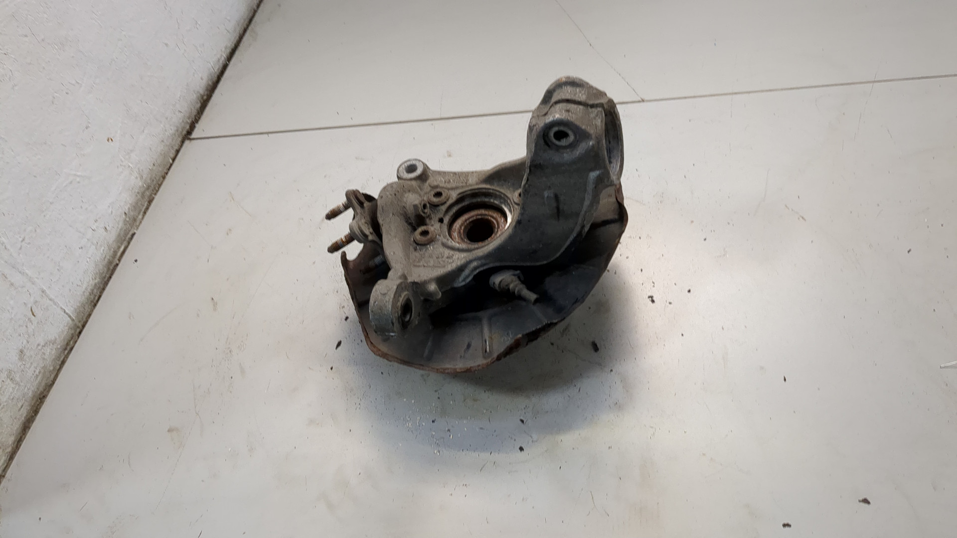 Кулак поворотный передний правый