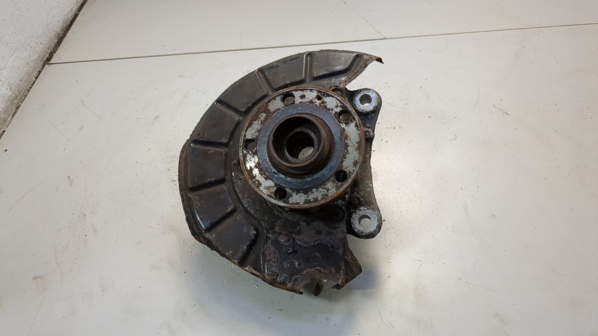 Кулак поворотный передний правый