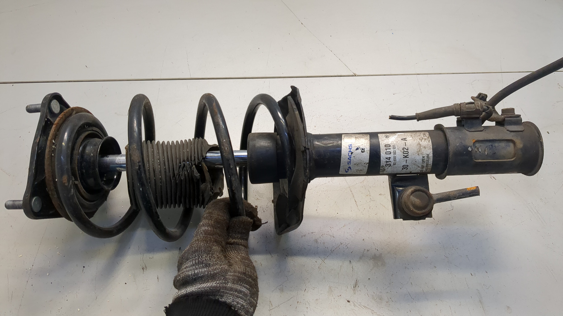 Амортизатор передний левый