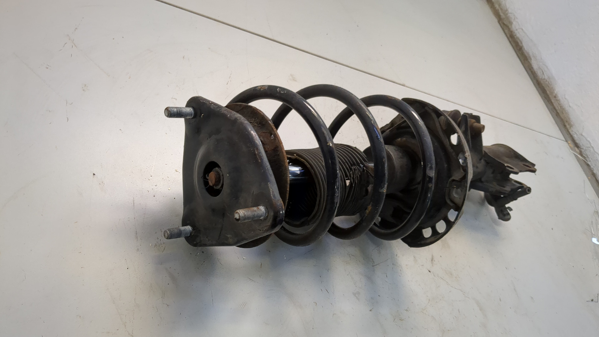 Амортизатор передний левый