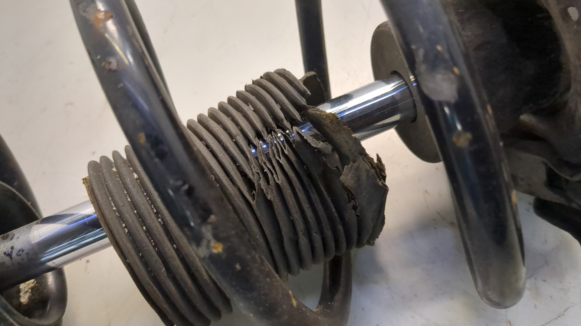 Амортизатор передний левый