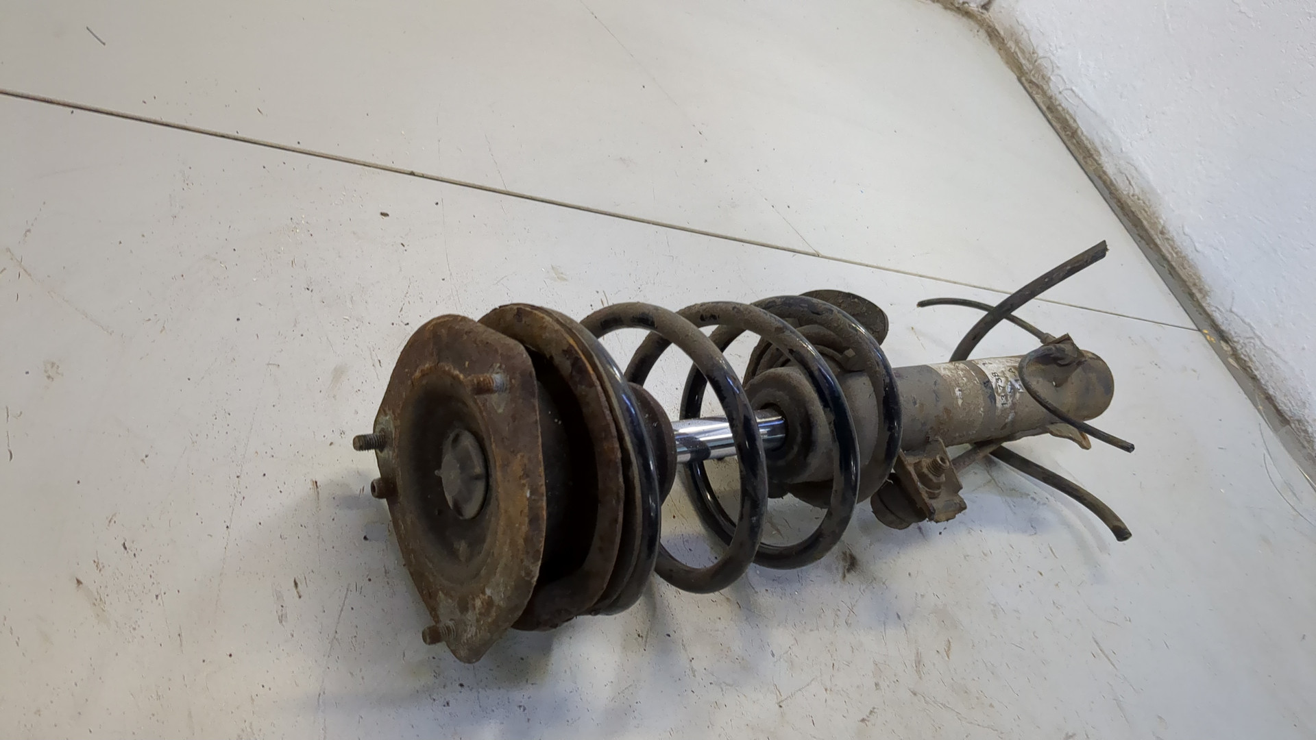 Амортизатор передний левый