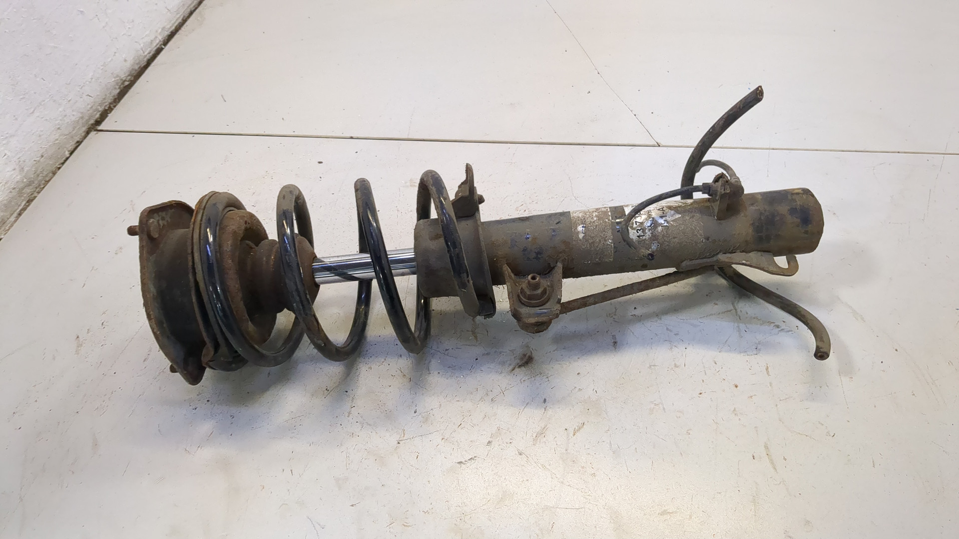 Амортизатор передний левый