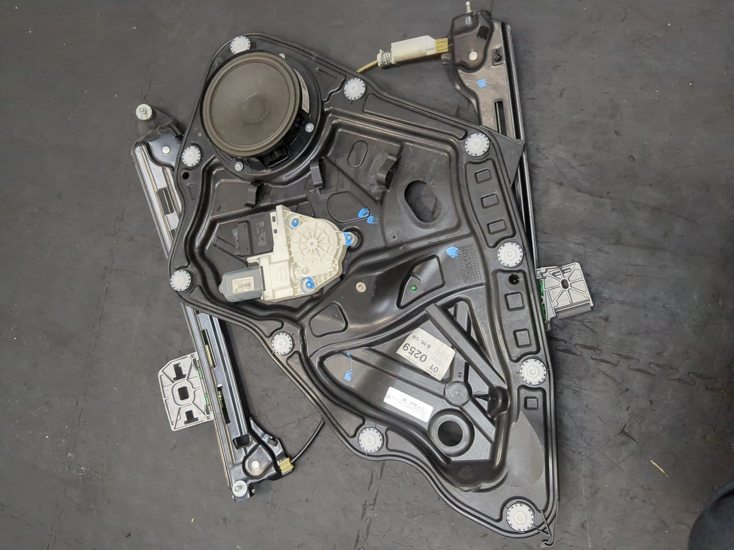 Стеклоподъемник электр. задний левый