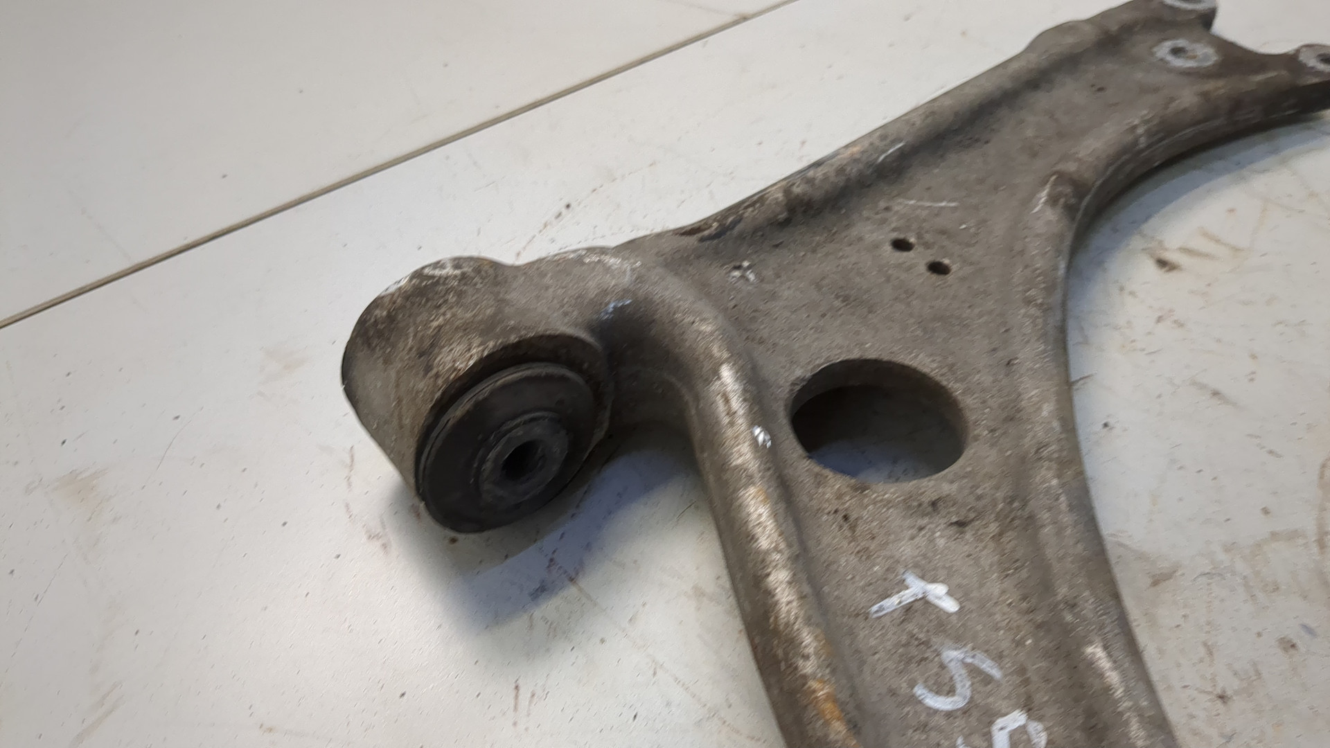 Рычаг передний