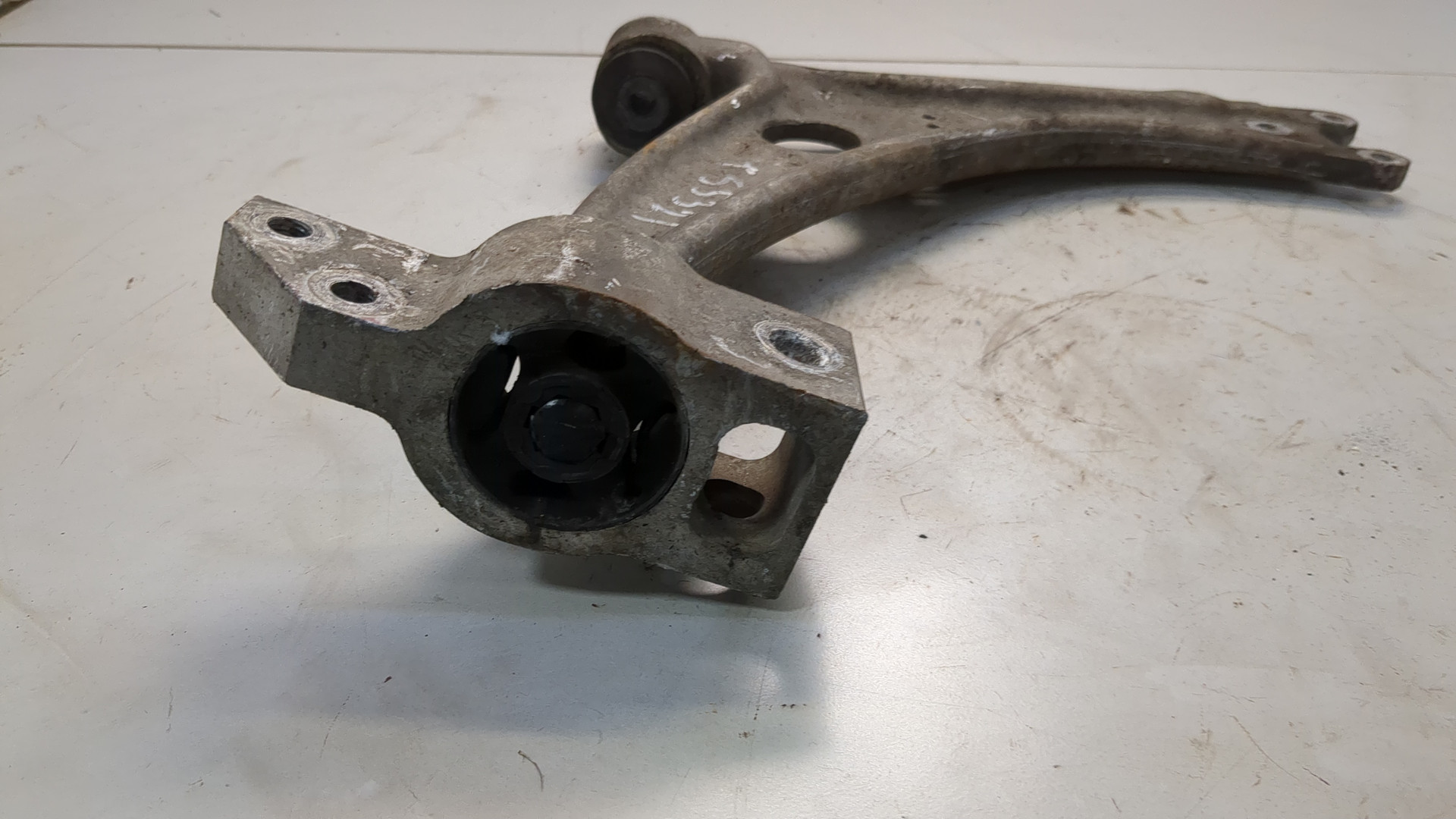 Рычаг передний