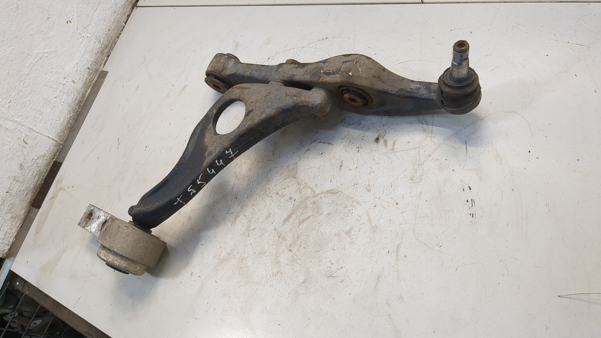 Рычаг передний левый