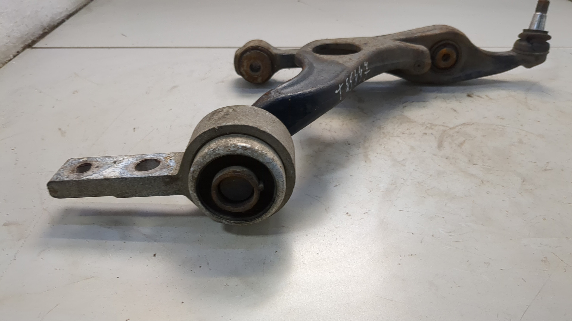 Рычаг передний левый