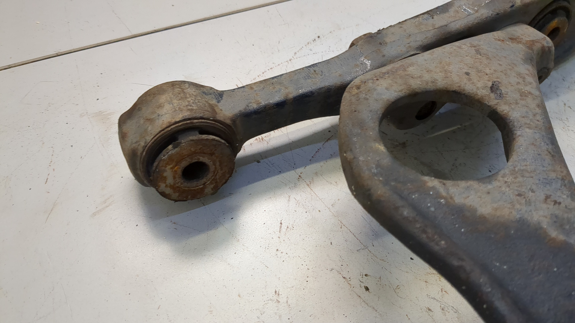 Рычаг передний левый